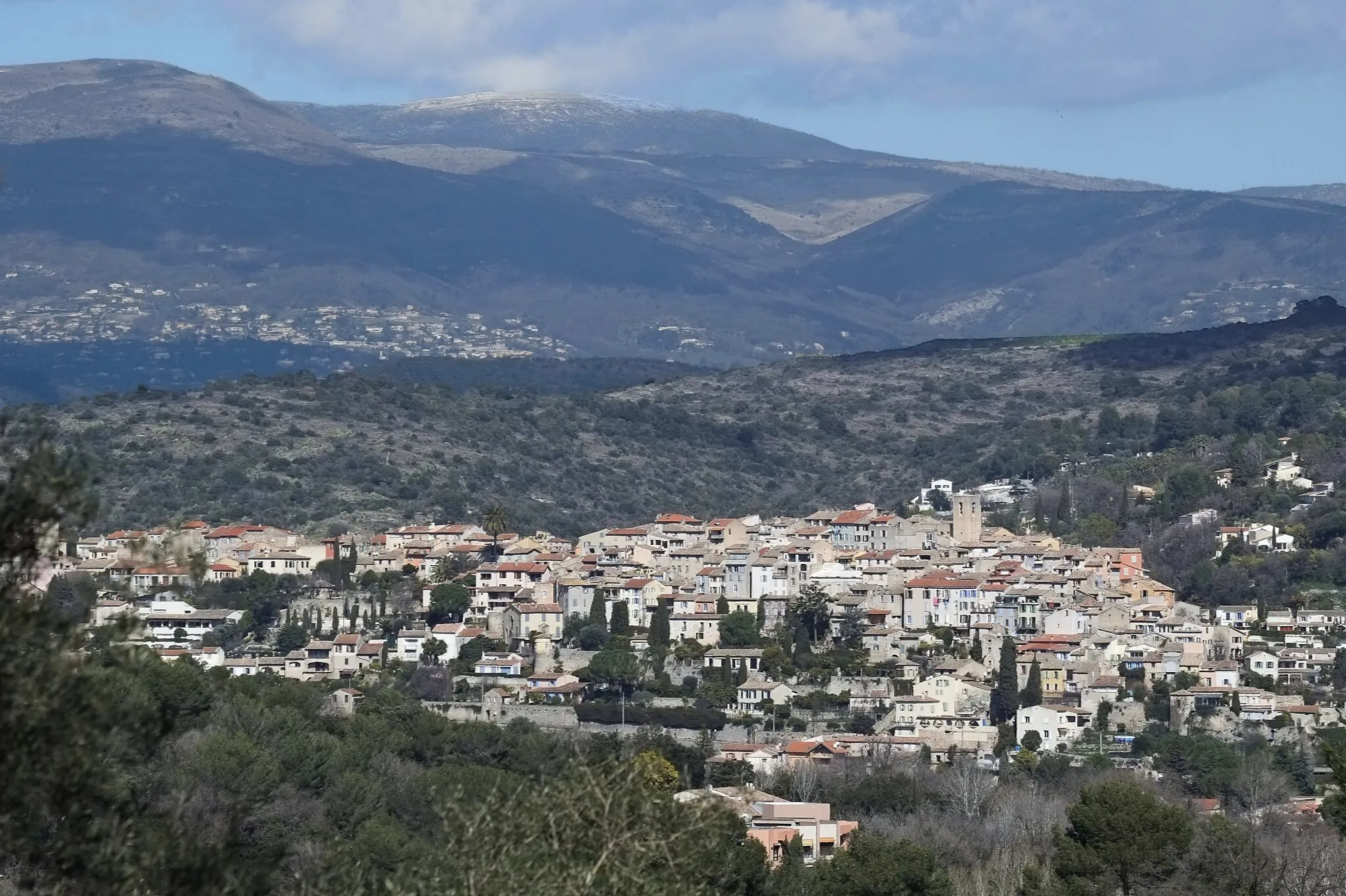 Photo showing: Vue du village de Biot depuis le chemin de l’Orangerie d’Antibes.