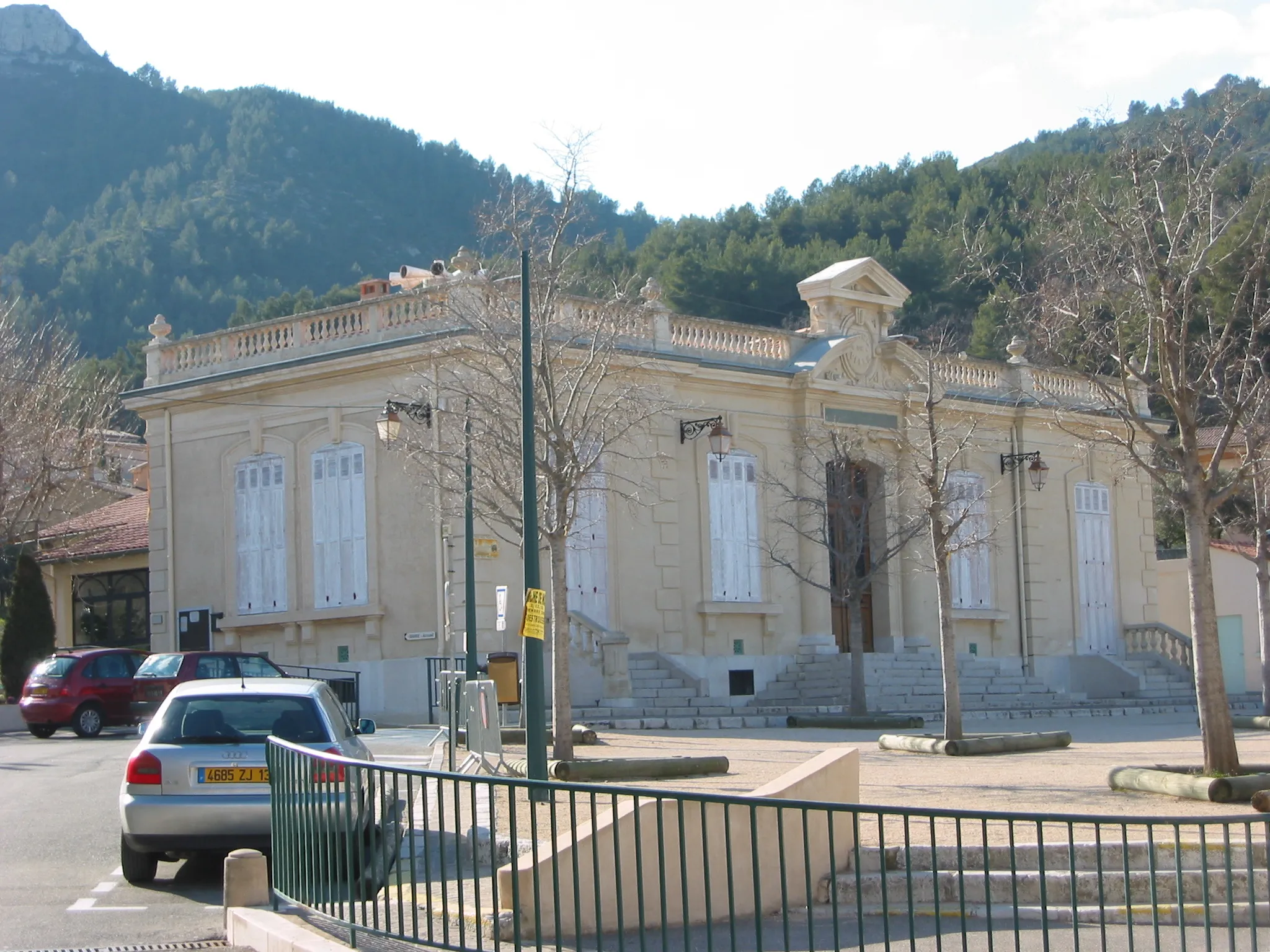 Photo showing: Hôtel de Ville de Cadolive, Bouches-du-Rhône, France. Photo prise le 1er mars 2006.
Auteur : Ludovic Ruat (utilisateur:civodule)