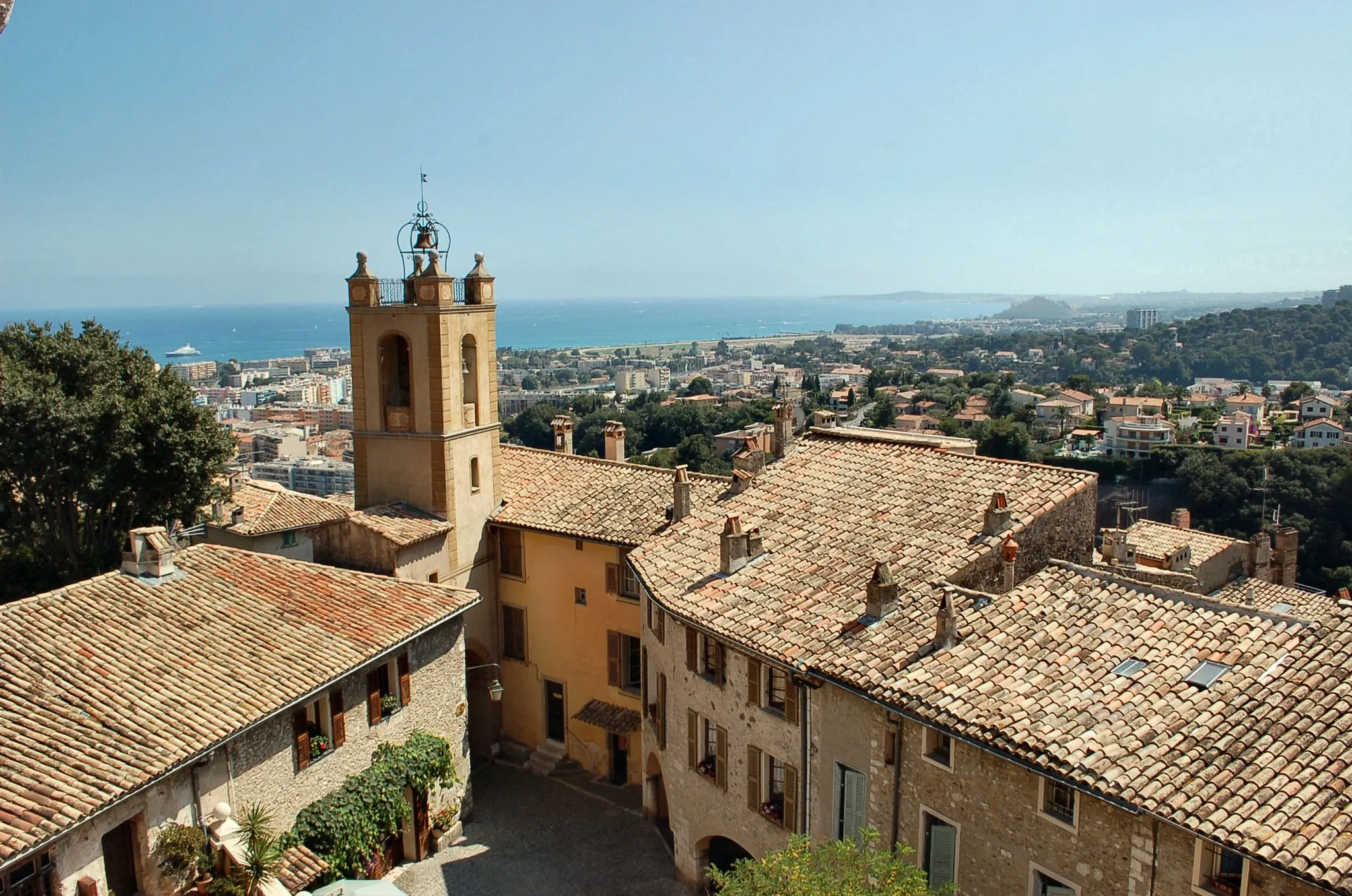 Photo showing: The old village of Haut-de-Cagnes as seen from the château - ISO code FR-PR-AM(06)