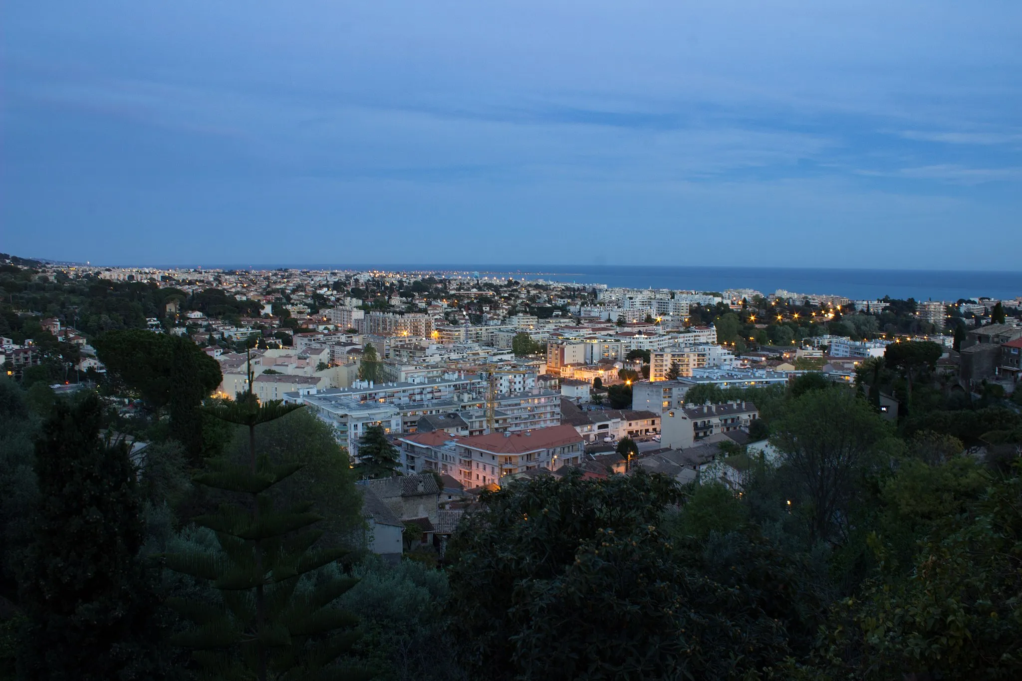 Photo showing: Cagnes-Sur-Mer depuis le Haut de Cagnes, un soir d'avril