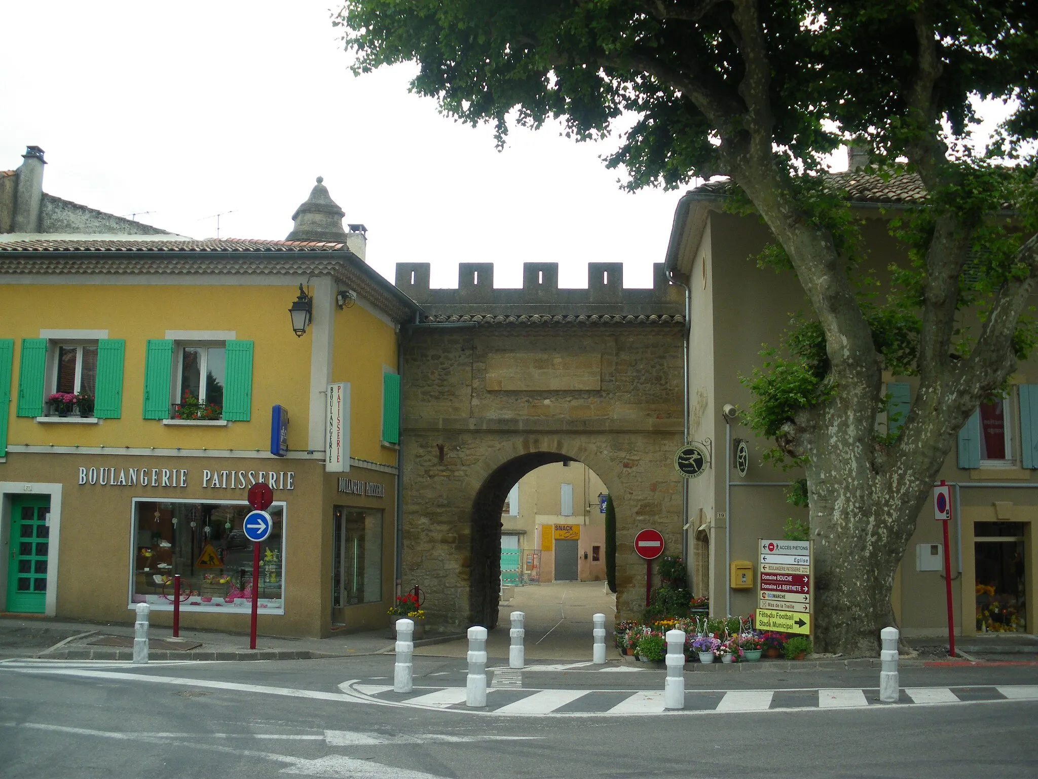 Photo showing: Ancienne porte des remparts de Camaret, Vaucluse