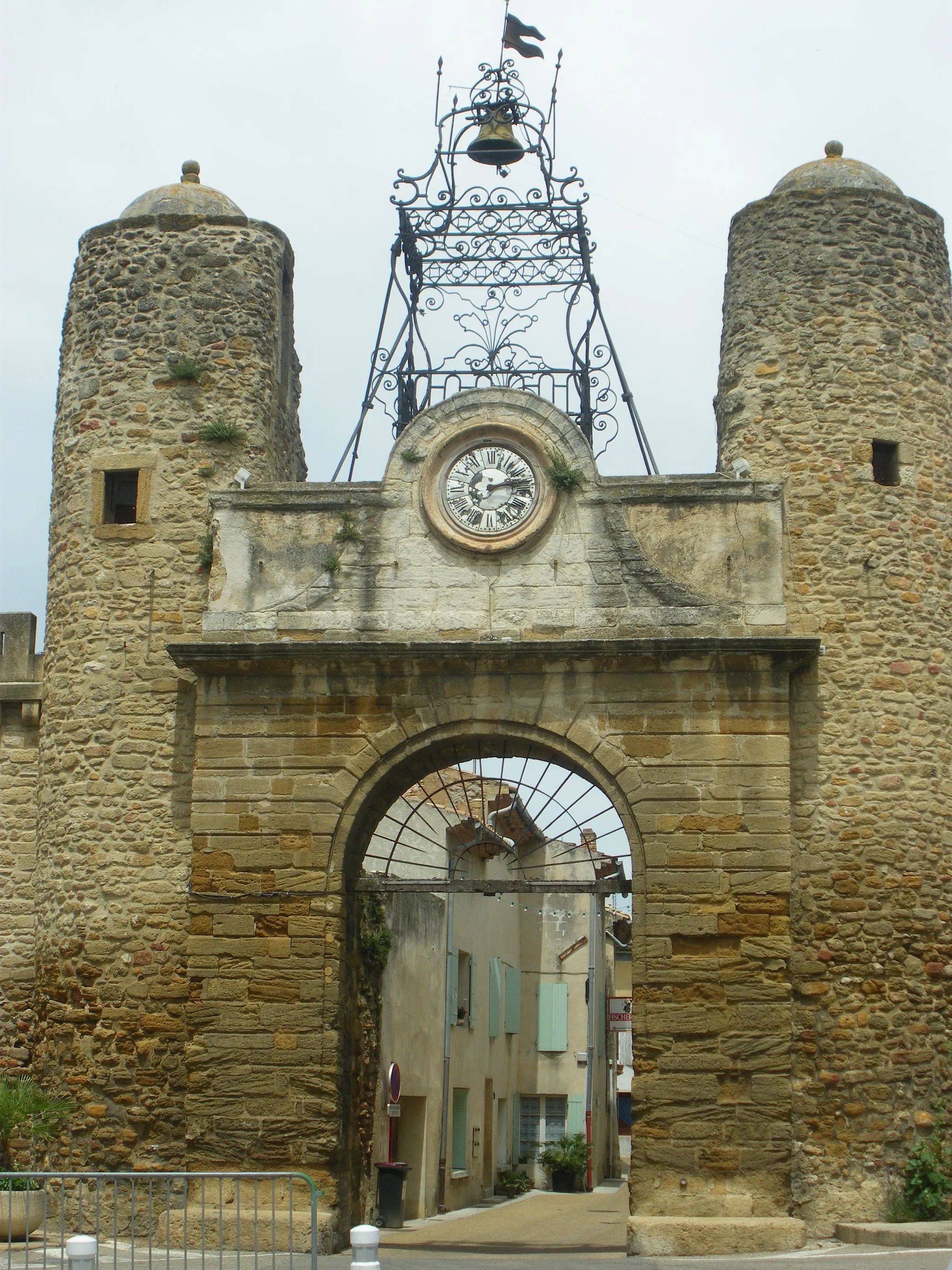 Photo showing: Old city door in Camaret, Vaucluse