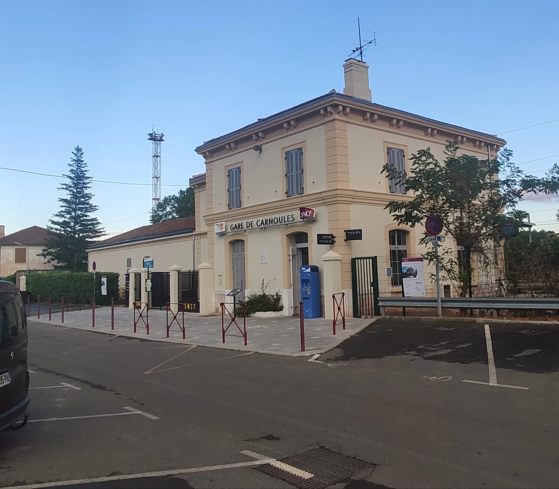 Photo showing: Photo du bâtiment voyageurs de la gare de Carnoules (Var-France)