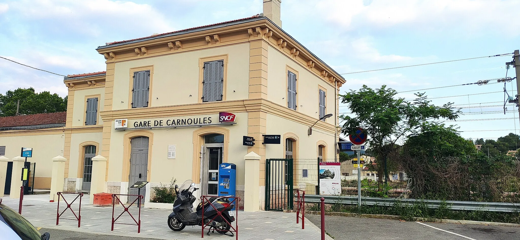 Photo showing: Bâtiment voyageur de la gare de Carnoules depuis sa réfection en mai 2023.