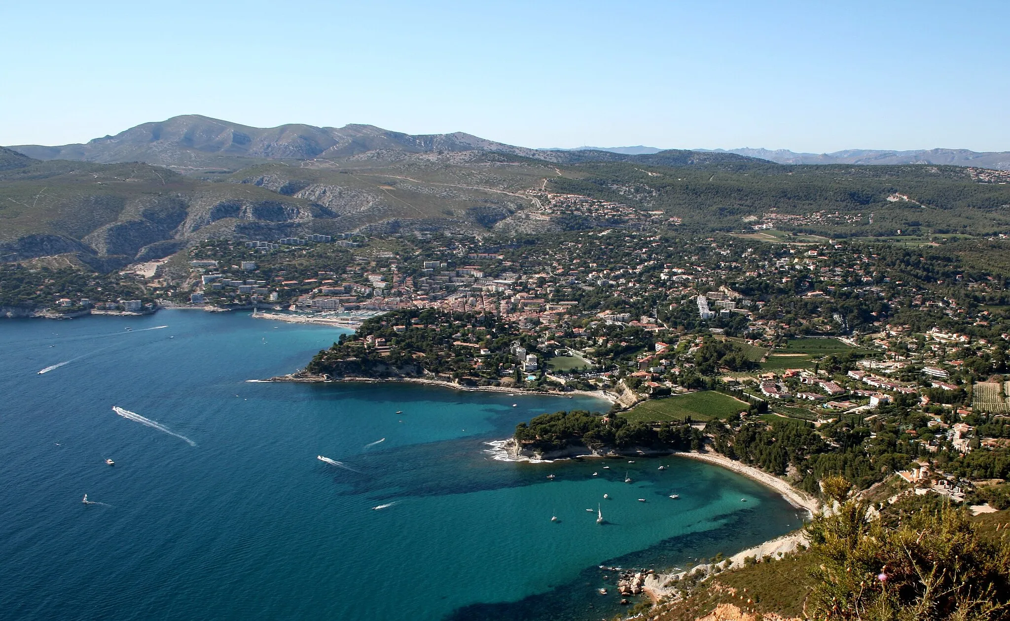 Photo showing: Cassis, a city in southern France, seen from the cliffs