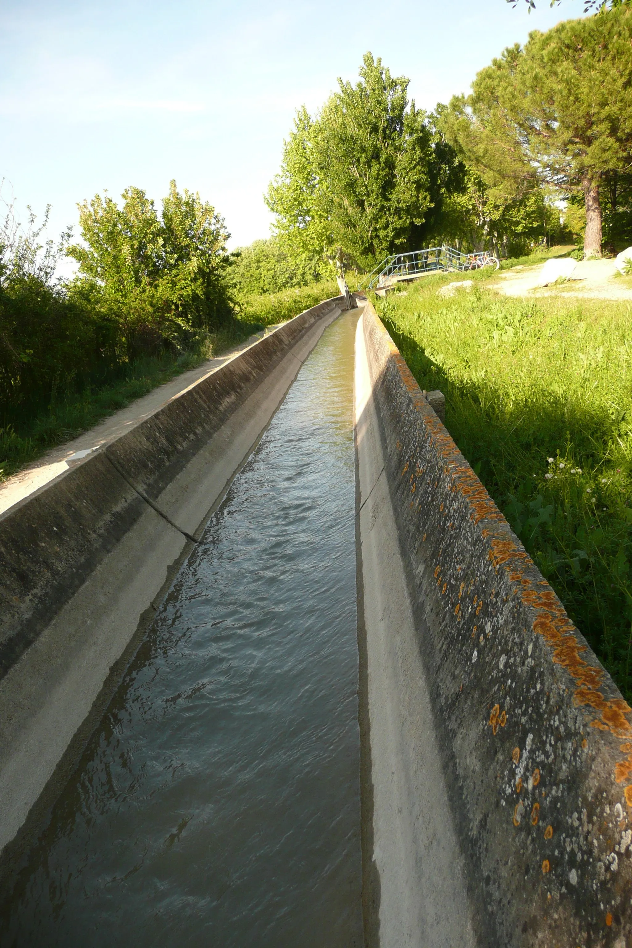 Photo showing: Canal d'eau à Charleval (Bouches-du-Rhône).