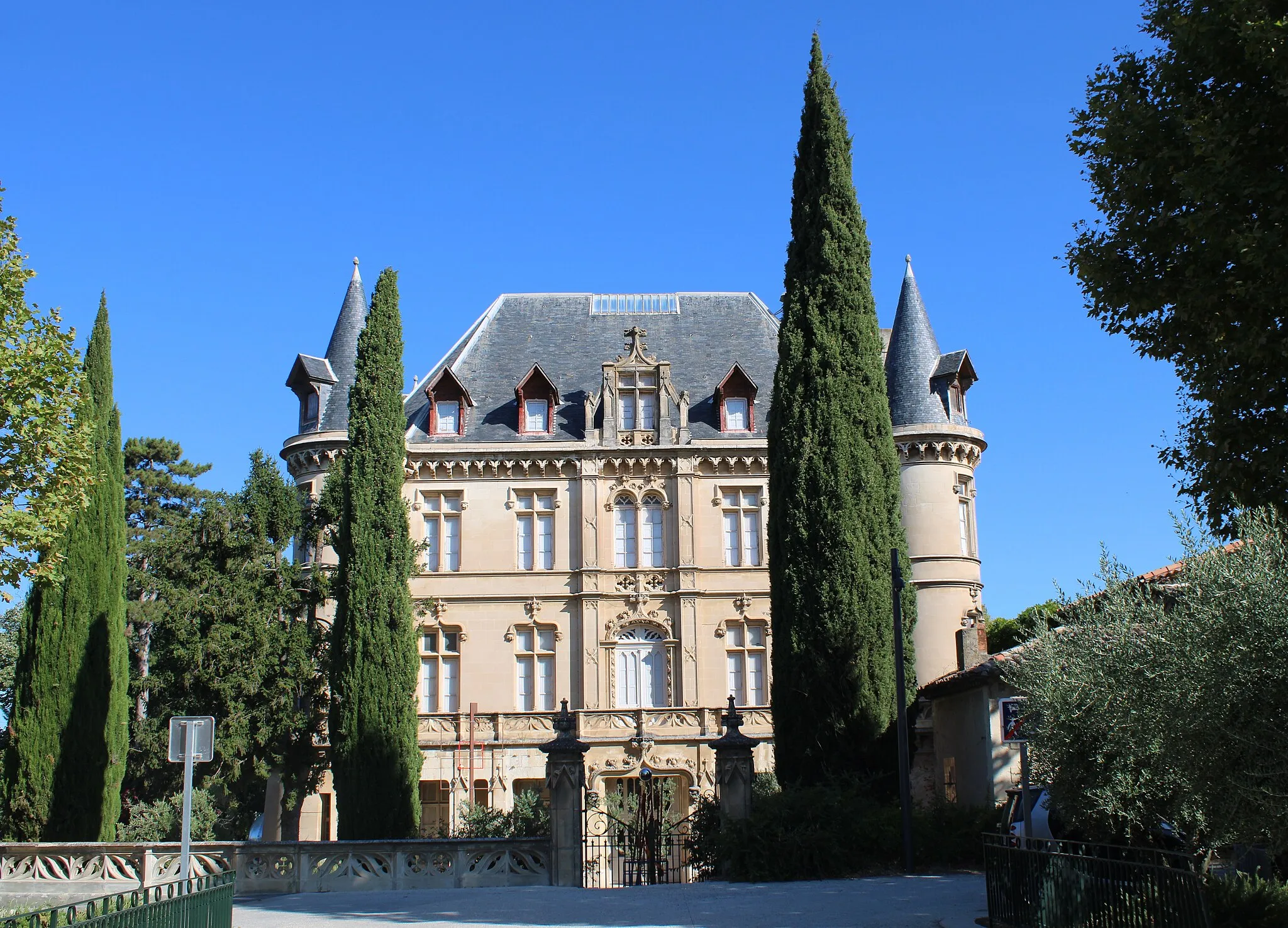 Photo showing: Le château de Charleval