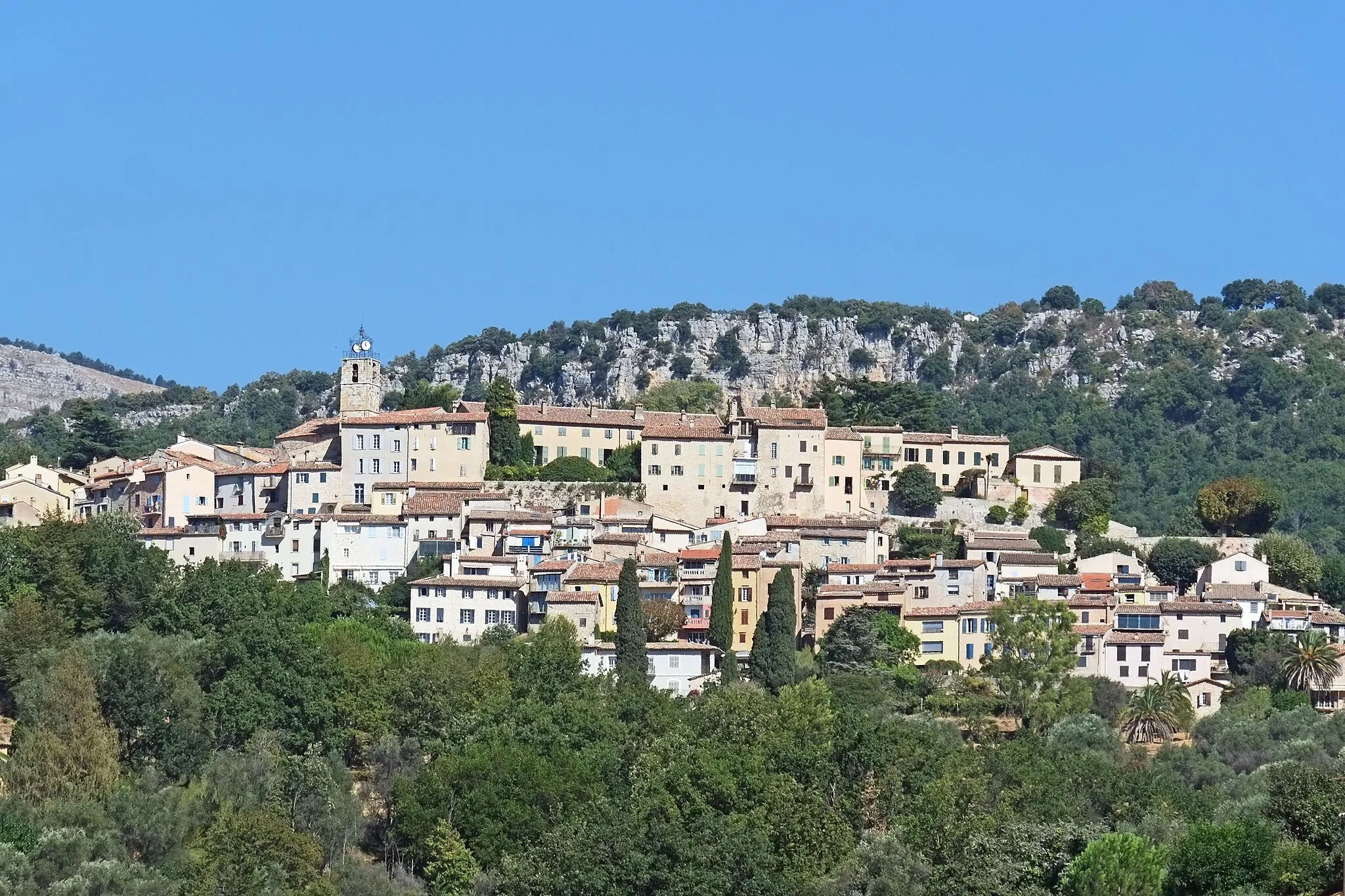 Photo showing: Vue du village de Châteauneuf-Grasse depuis le golf de la Bastide.