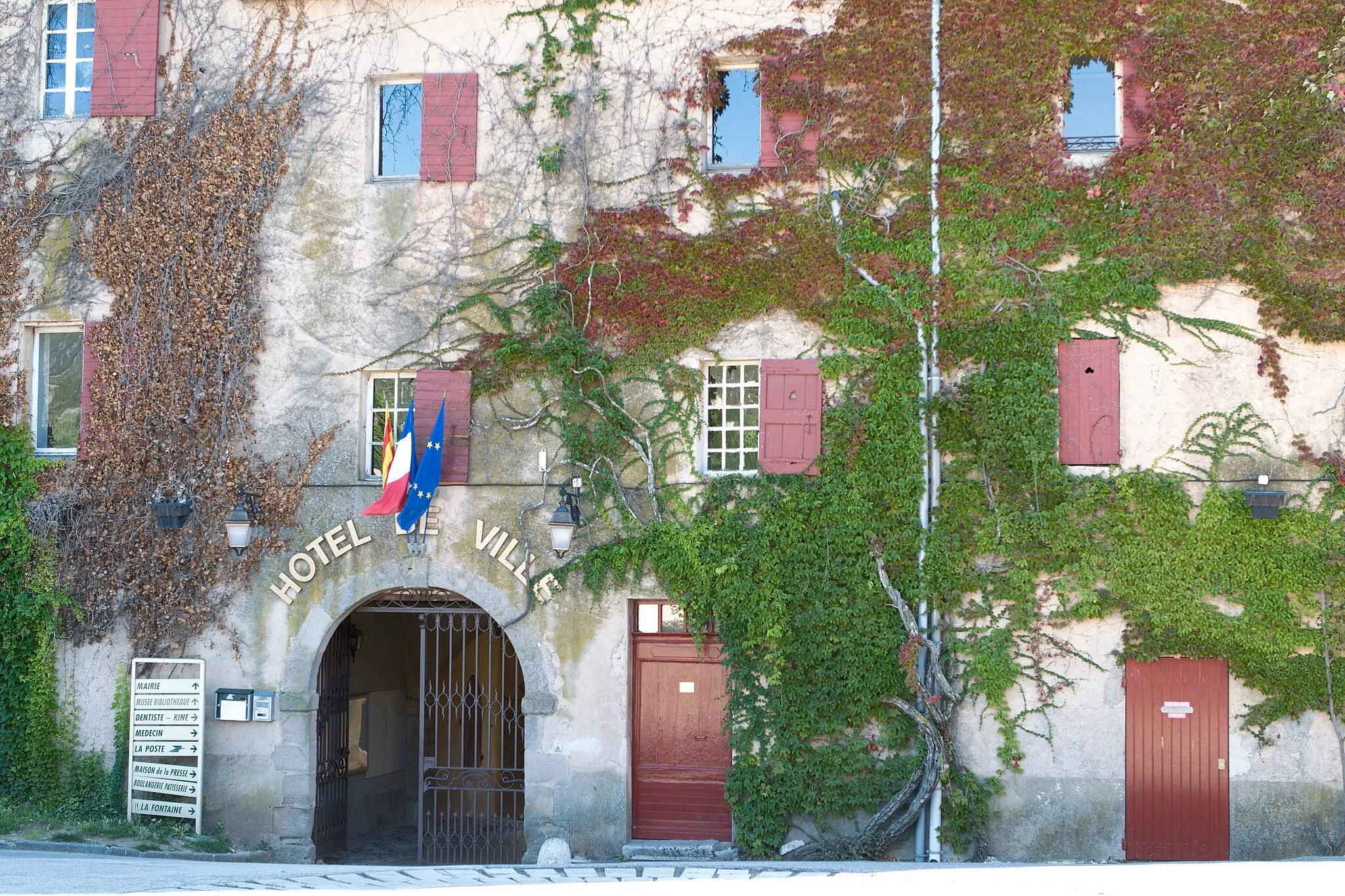 Photo showing: Town hall in Châteauneuf-le-Rouge, Bouches-du-Rhône (France).