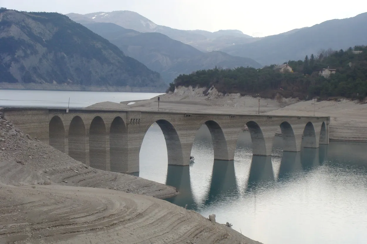 Photo showing: Le viaduc de Chanteloube. Sur cette photo on voit nettement la pente de l'ouvrage (selon les marques sur les piles). A l'arrière plan, un pont sous lequel passait la ligne en aval.