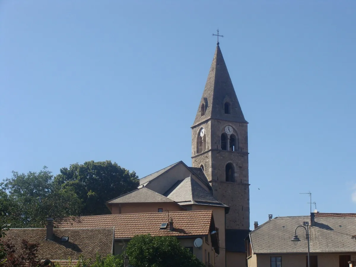 Photo showing: Le clocher de l'église Saint-Victor de Chorges émergeant des maisons environnantes.