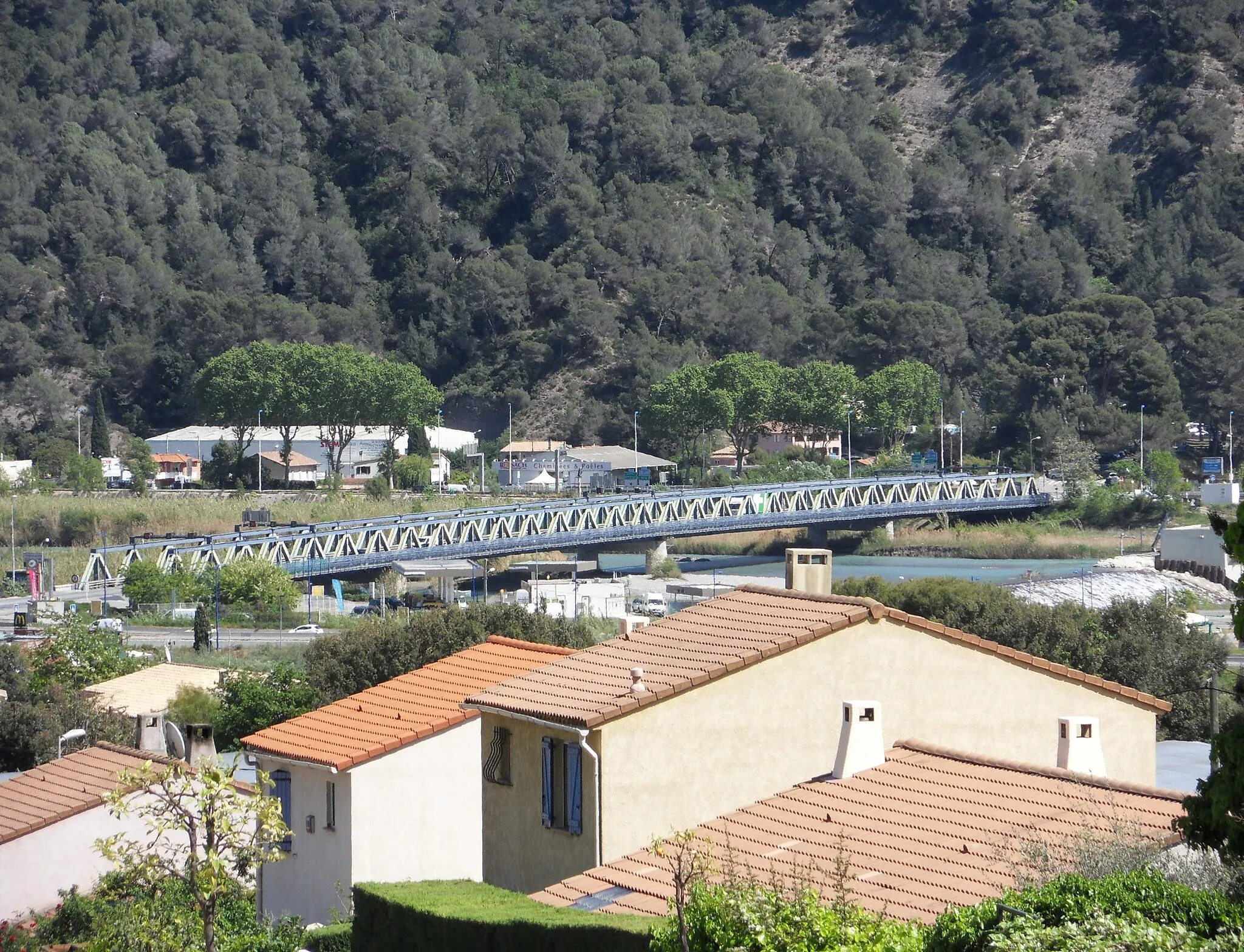 Photo showing: Ligne Central-Var. Localité de Carros et de Colomars. Pont de la Manda dans sa forme actuelle. Vu depuis le chemin de Provence à Gattières. Franchit le Var.