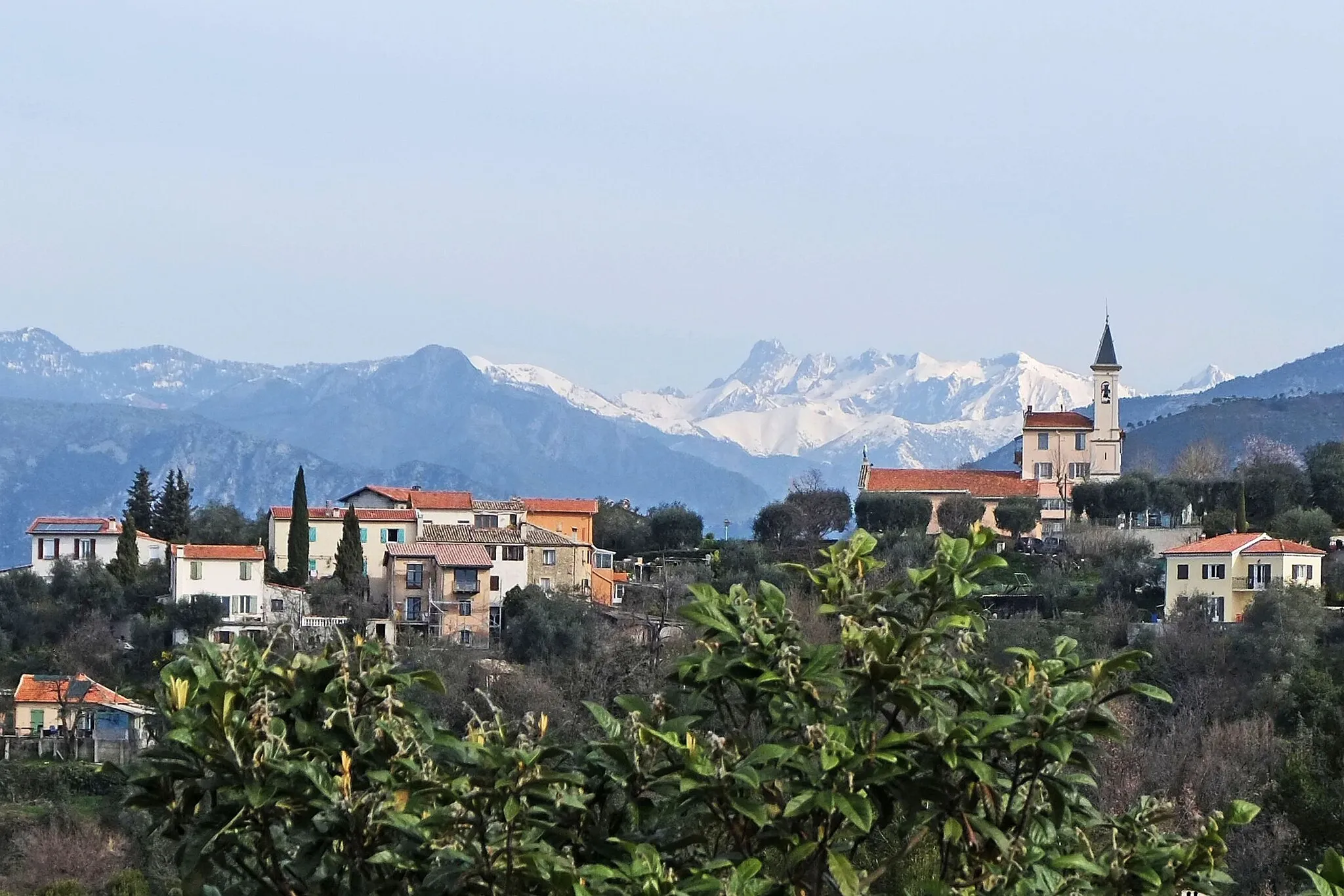 Photo showing: Vue sur l'église de Colomars depuis la route de Nice