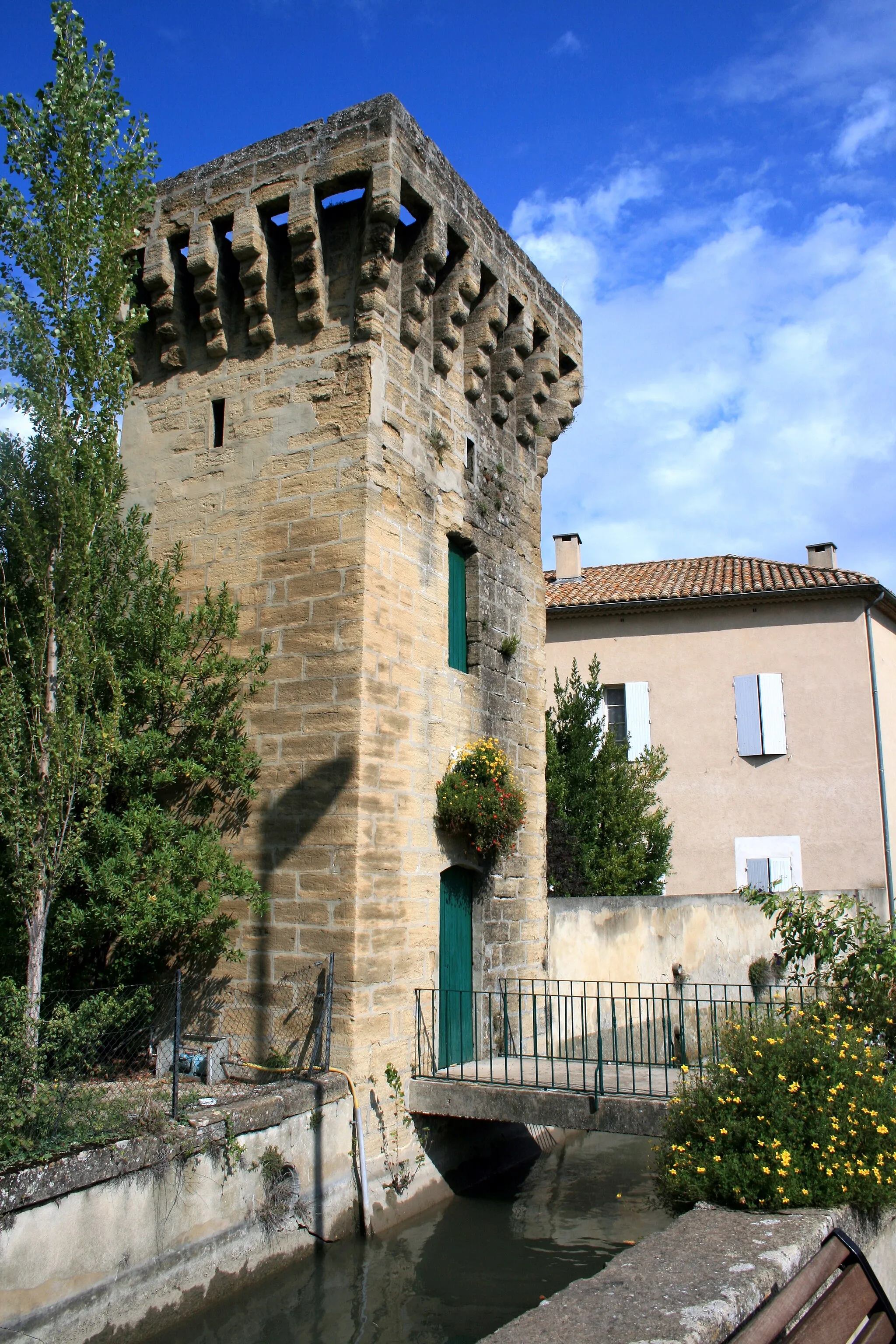 Photo showing: Les portes des anciennes fortifications sont conservées avec valorisées avec soin.