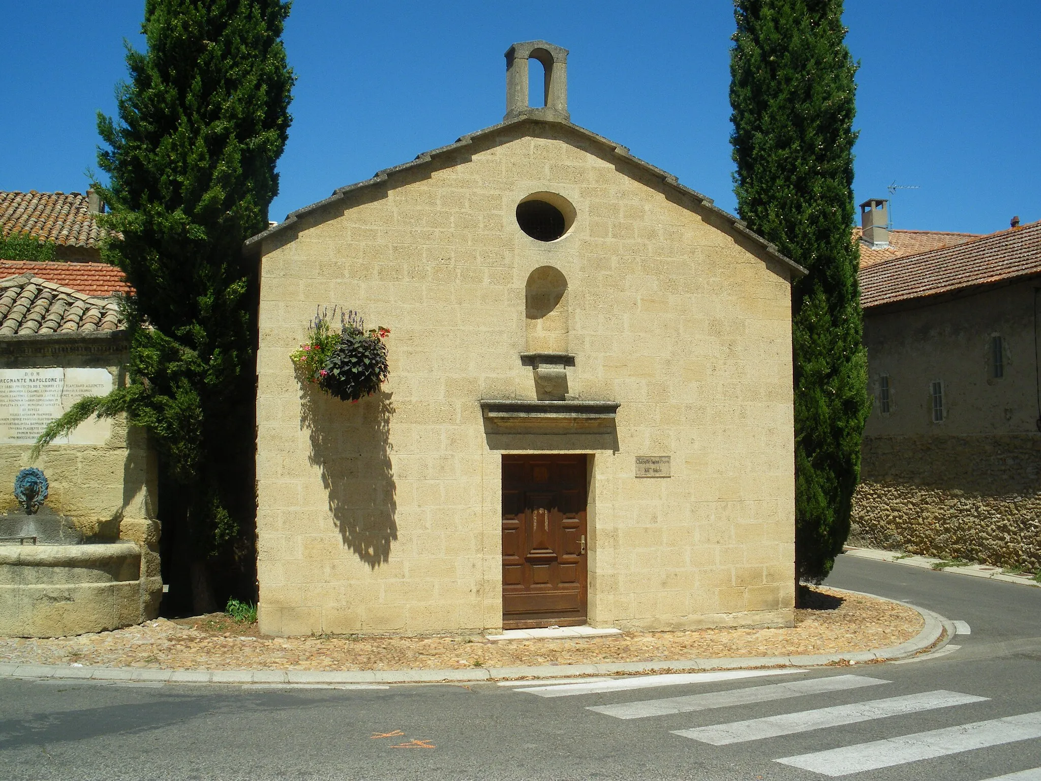Photo showing: Saint Pierre Chapel, Courthézon, Vaucluse, France