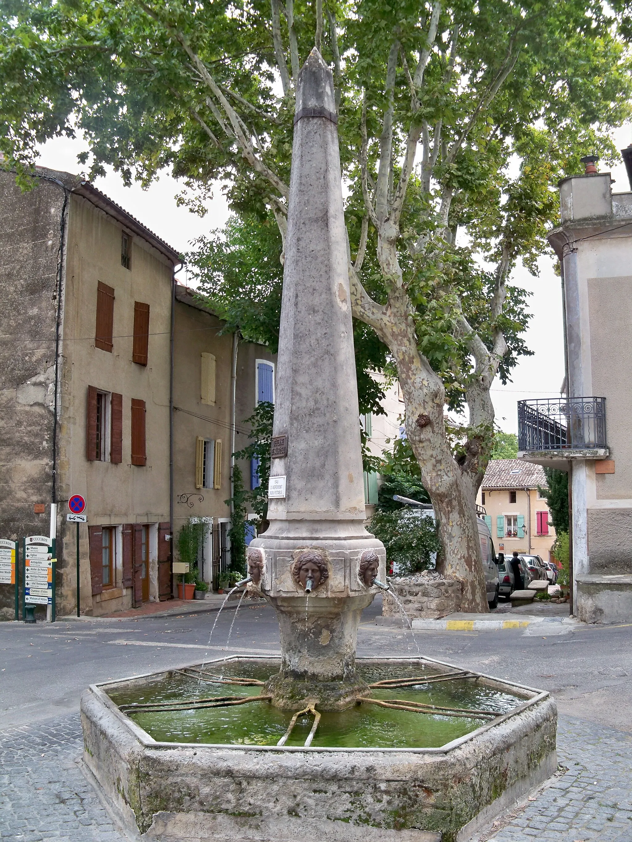 Photo showing: Fontaine publique de Cucuron (84)