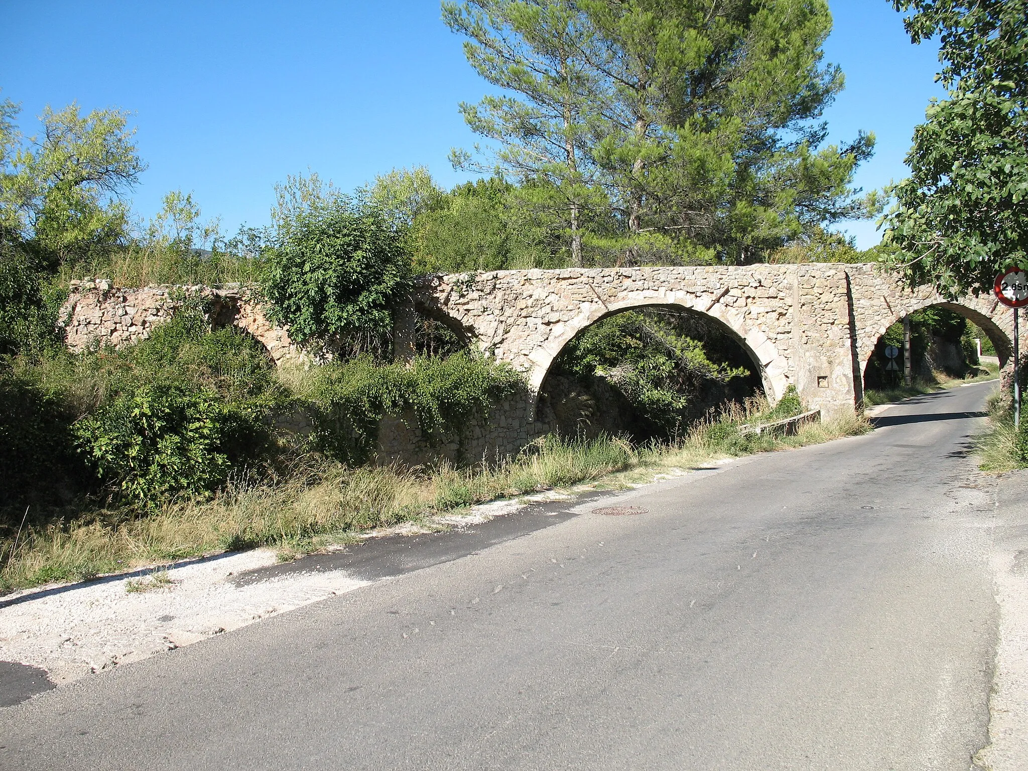 Photo showing: Aqueduc des Cinq-Ponts - Global view - Cuers - Var - France