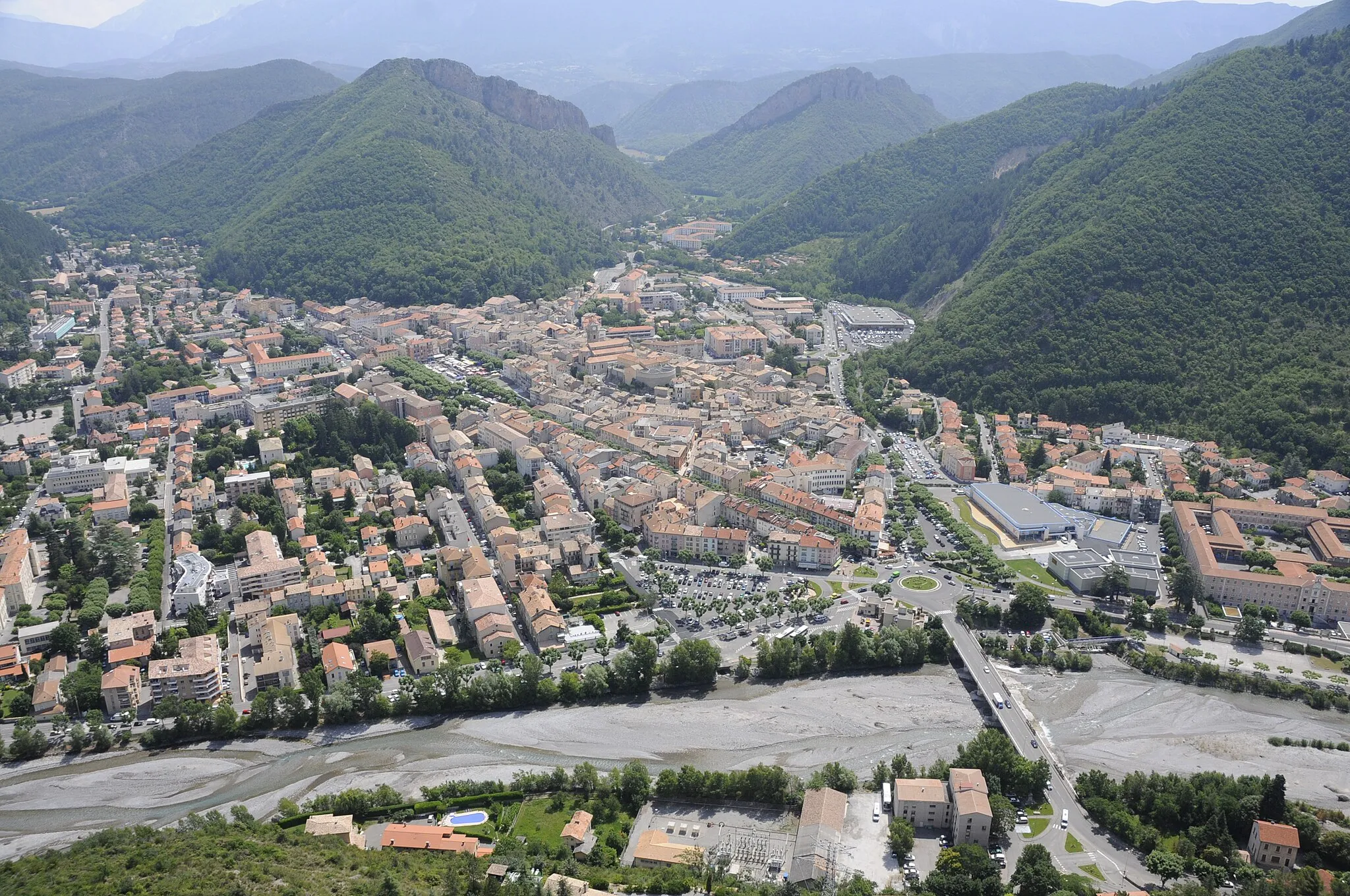 Photo showing: Vue aérienne de la ville de Digne-les-Bains préfecture des Alpes de Haute-Provence
