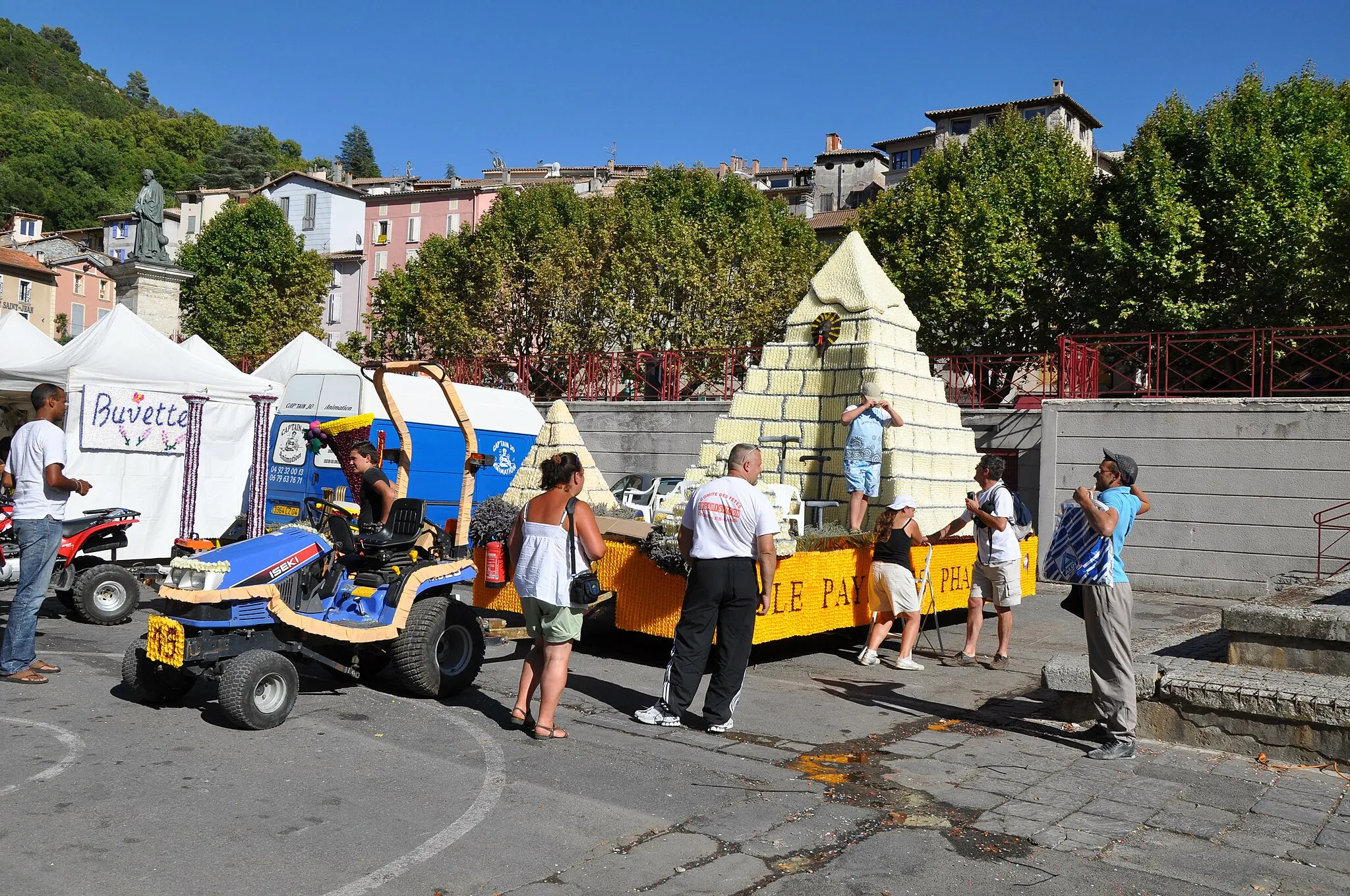 Photo showing: Char du corso de la lavande à Digne