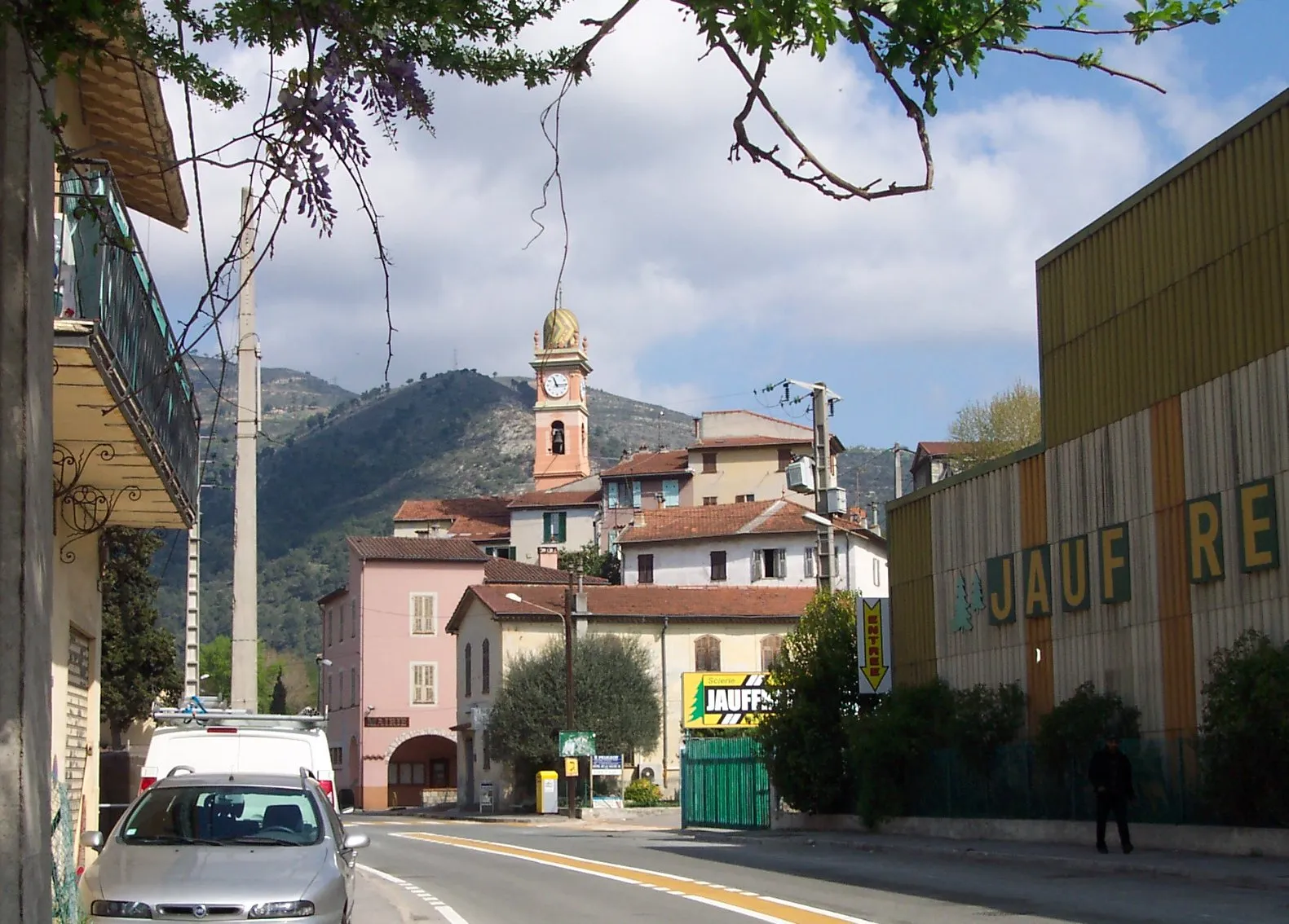 Photo showing: L'église et le vieux village vus de la route