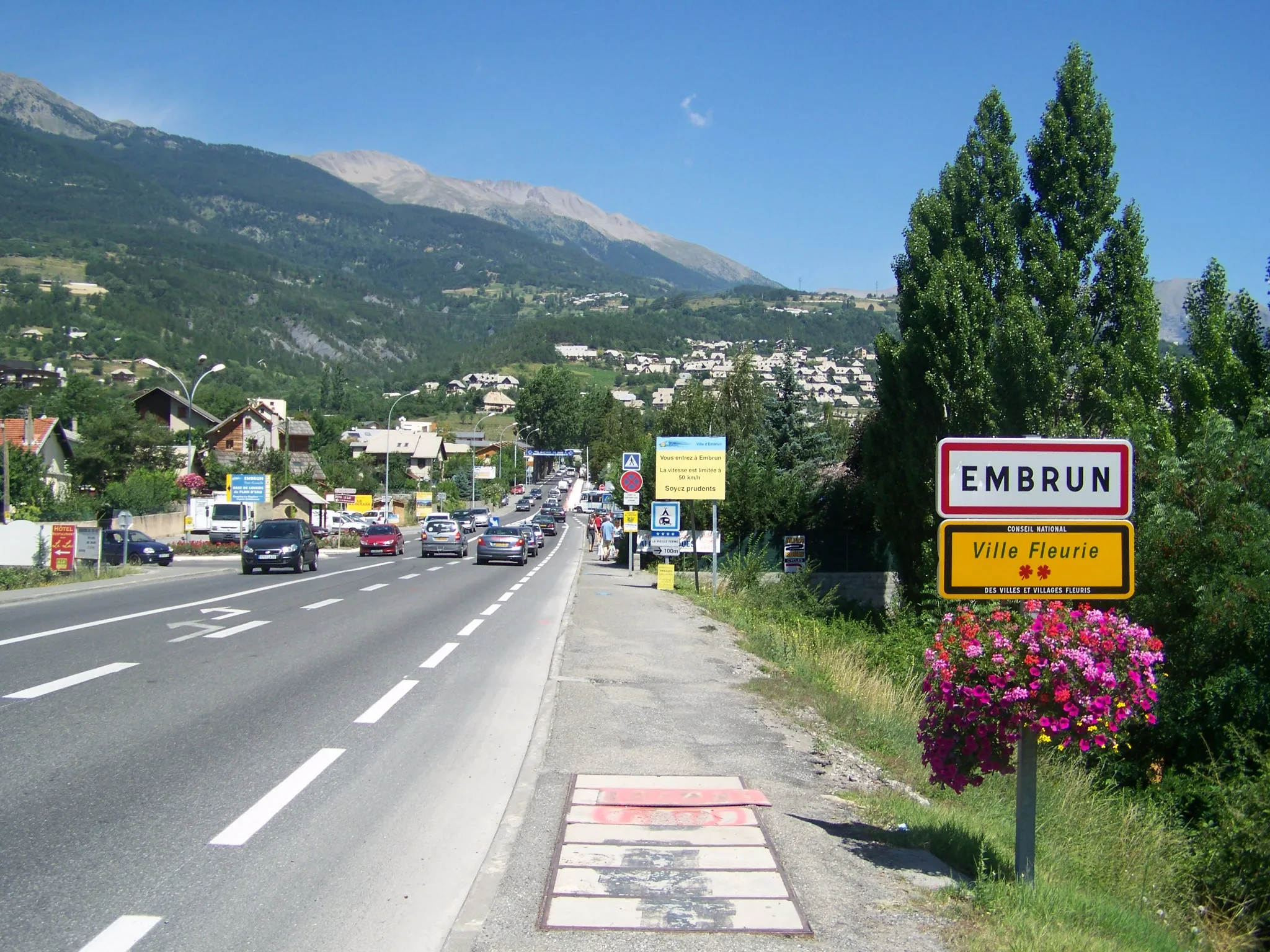 Photo showing: Sign welcoming visitors to the city of Embrun in the French department of Hautes-Alpes.