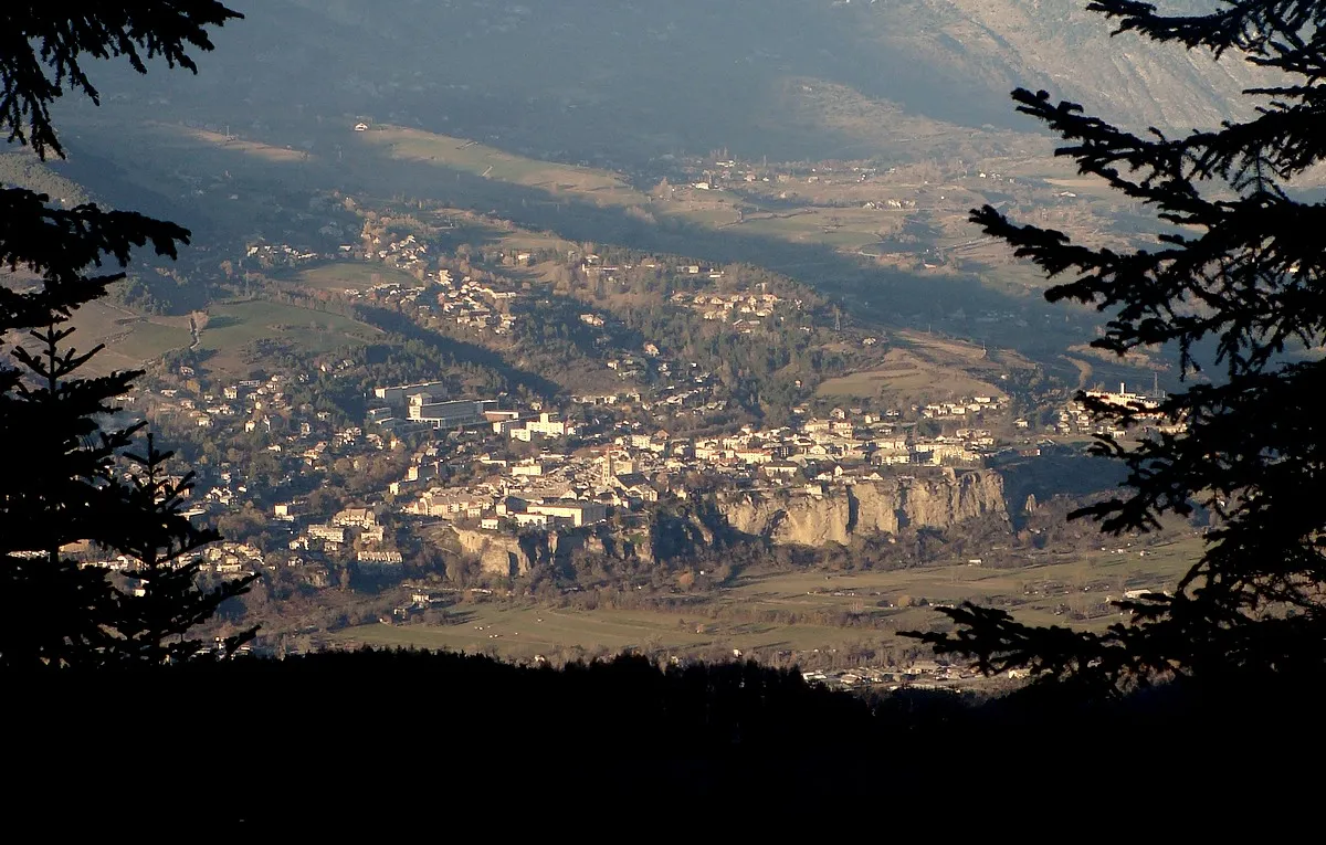 Photo showing: La ville d'Embrun (Hautes-Alpes) vue depuis le site de la fontaine de l'Ours (forêt de Boscodon).