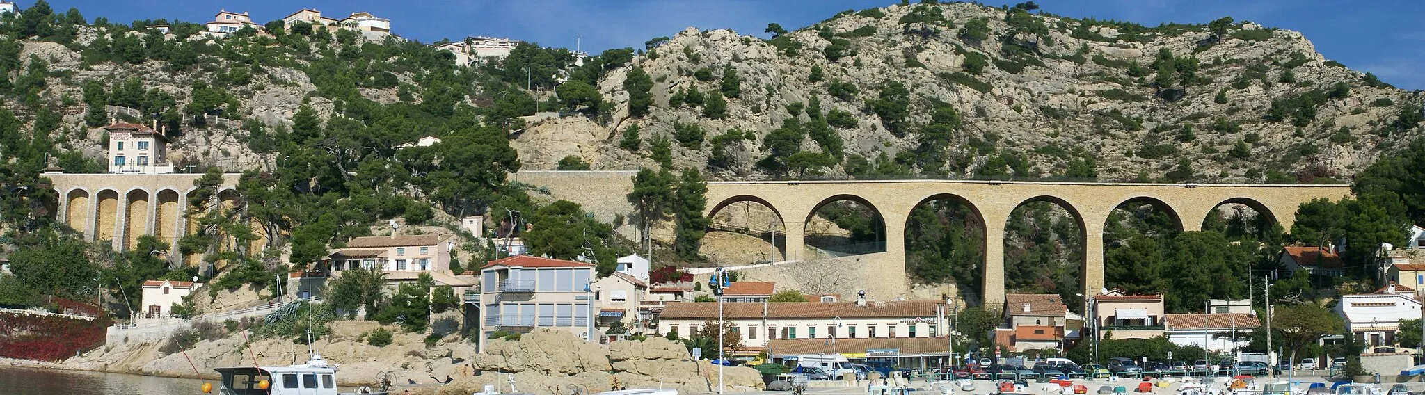 Photo showing: Panoramic of la Redonne village (in Bouches-du-Rhône, France), crossed by the Côte bleue railway line, whose station stands on the left.