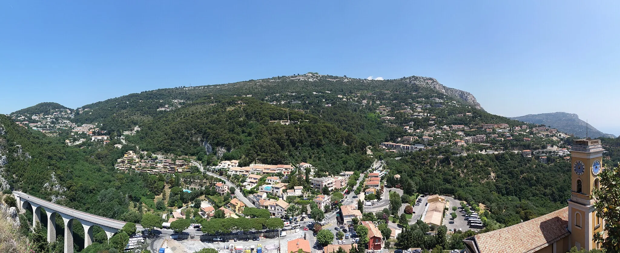 Photo showing: A panorama of the northern part of Èze as seen from the Château d'Èze.