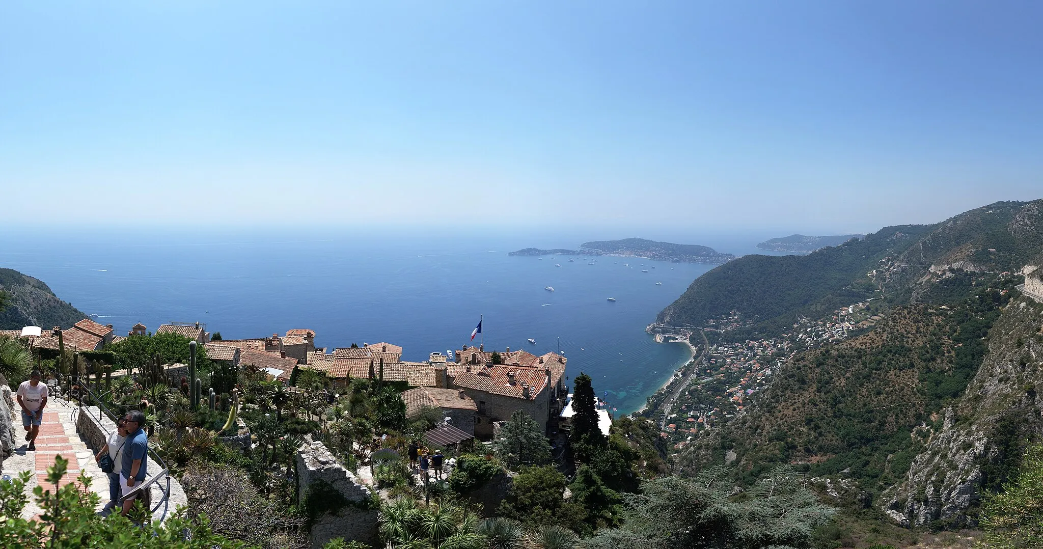 Photo showing: Èze with its Jardin d'Eze and its village Èze-bord-de-Mer as seen from the Château d'Èze. In the distance the peninsula Cap Ferrat can be seen.