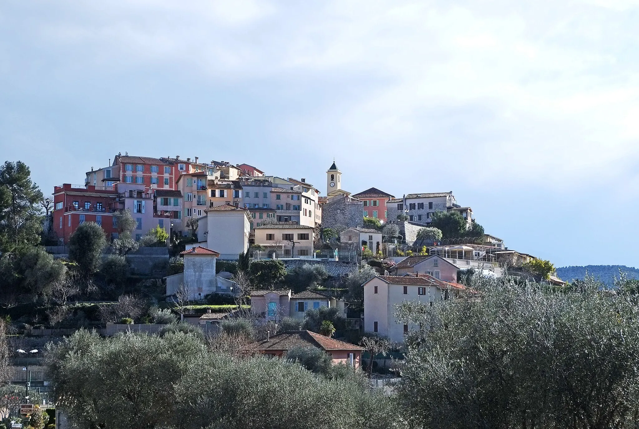 Photo showing: Vue du village de Falicon depuis la route de Saint-Sébastien.