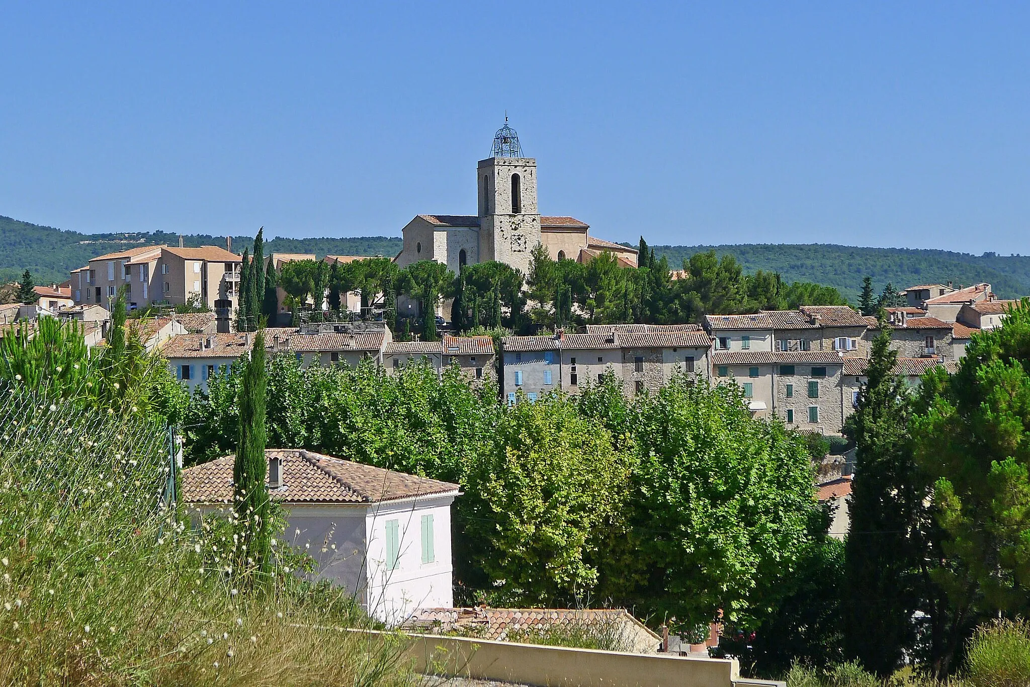 Photo showing: Vue du village de Flayosc depuis la montée de la Grande Vigne