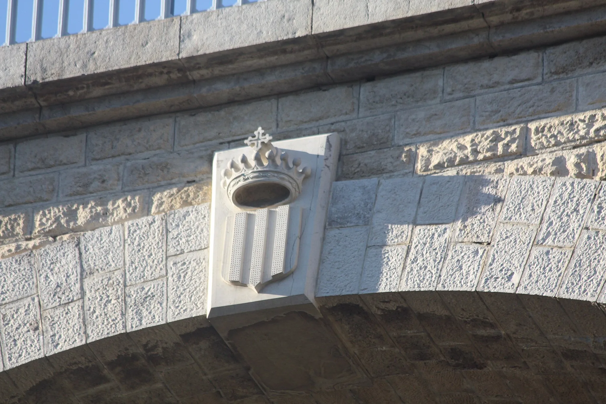 Photo showing: Blason de Forcalquier (viaduc du Viou)