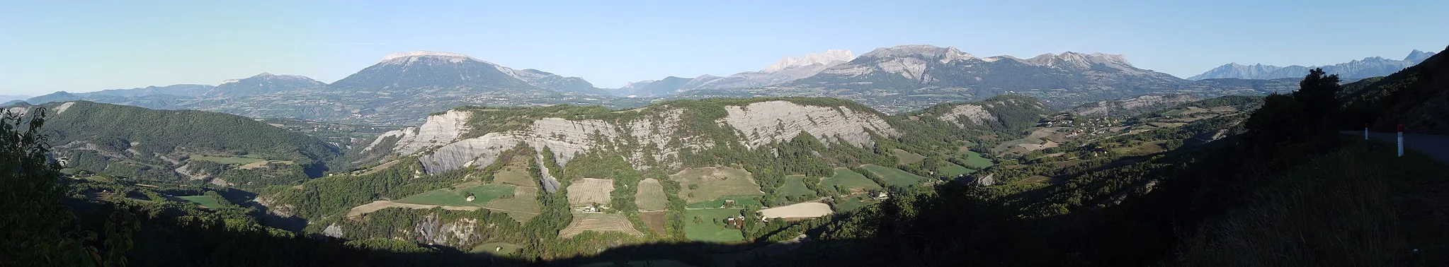 Photo showing: Commune de Gap vue depuis le col de la Sentinelle. La vue s'étend du bois de Cristayes au Vieux Chaillol.