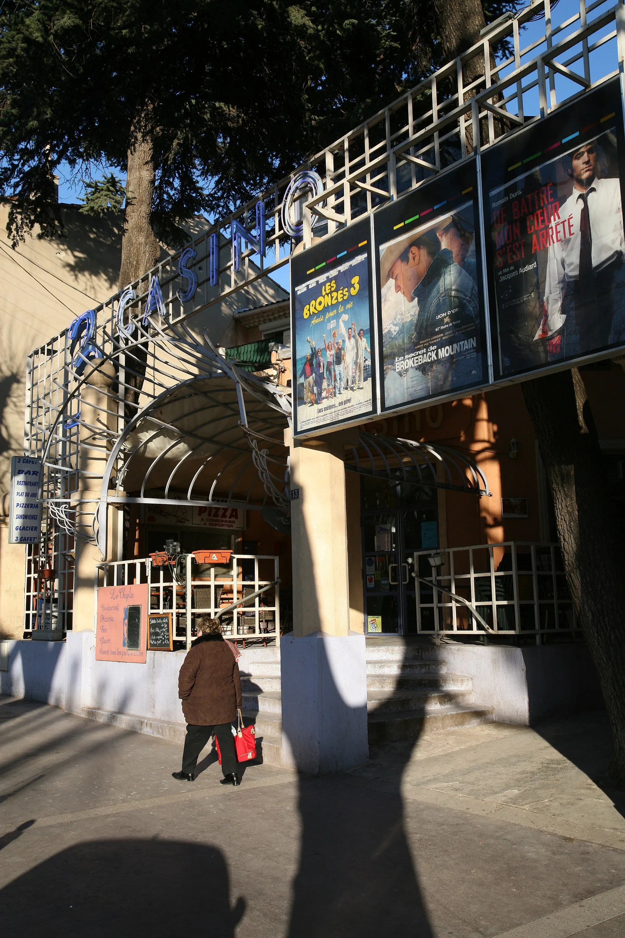 Photo showing: Gardanne, Bouches-du-Rhône, cinéma d' « Art et essai »  « 3 Casinos »
Photo personnelle prise le 1 mars 2006

Auteur : Oscar J. Marianez