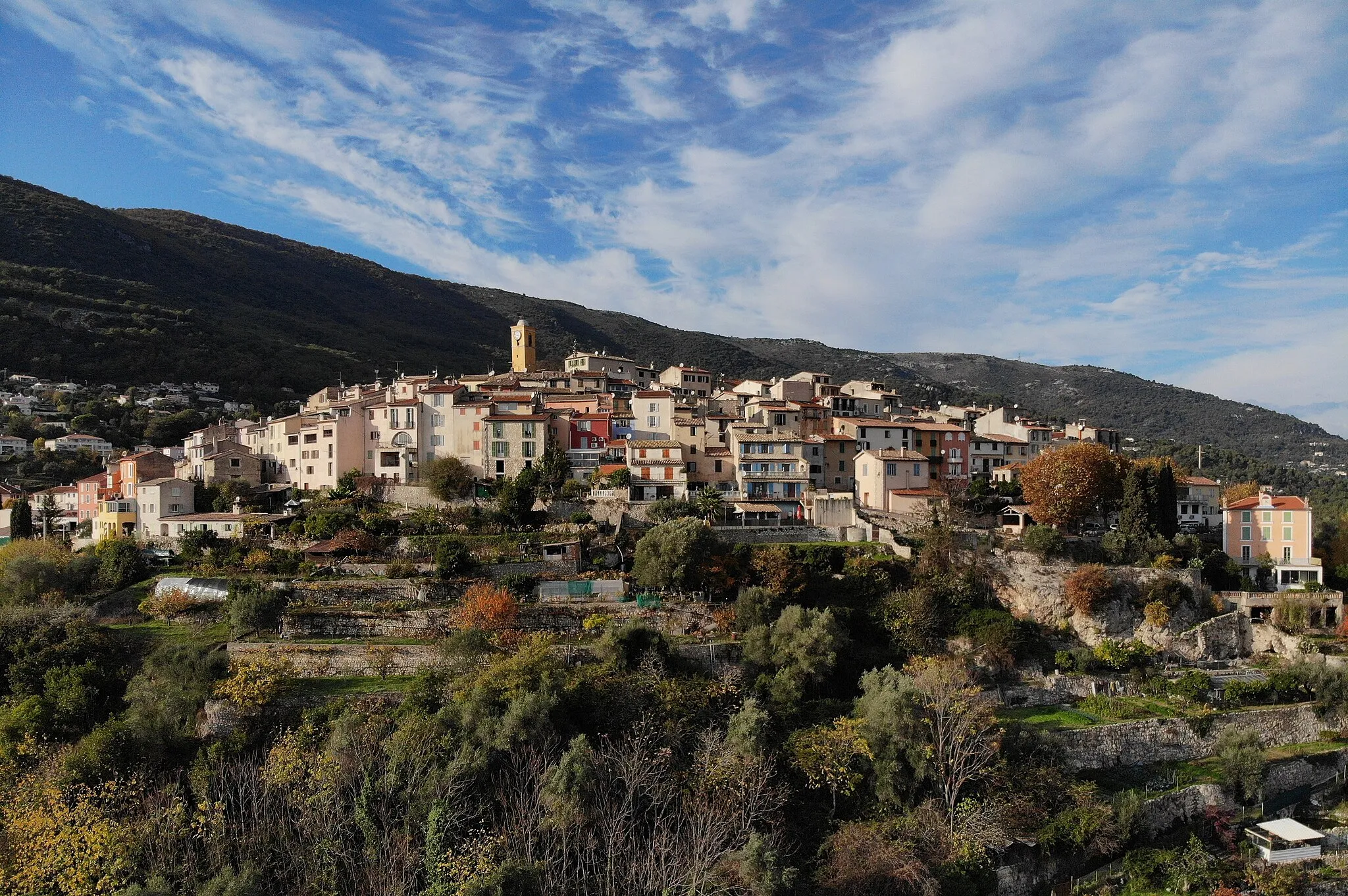 Photo showing: A view of the village of Gattières (France)