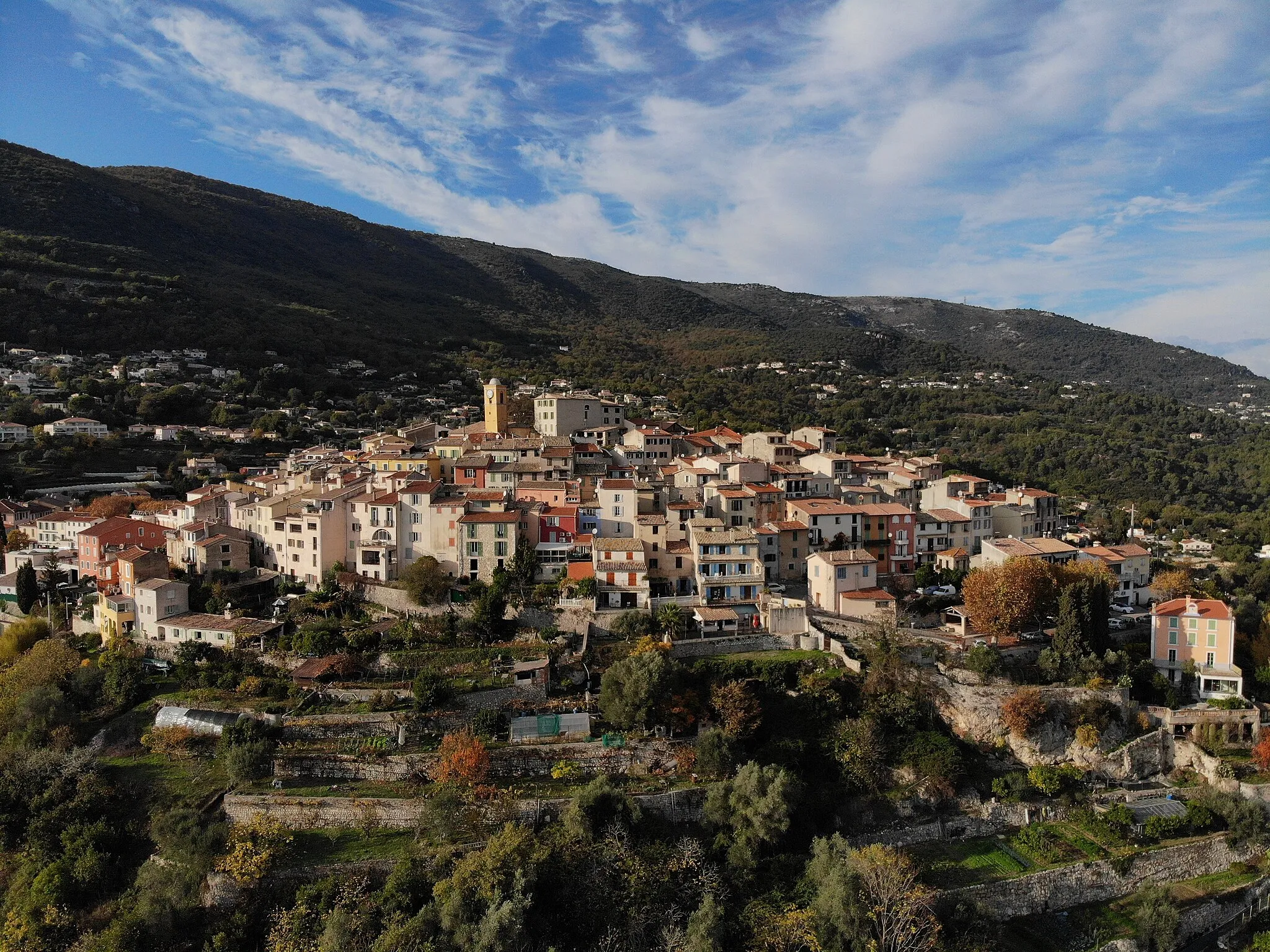 Photo showing: A view of the village of Gattières (France)