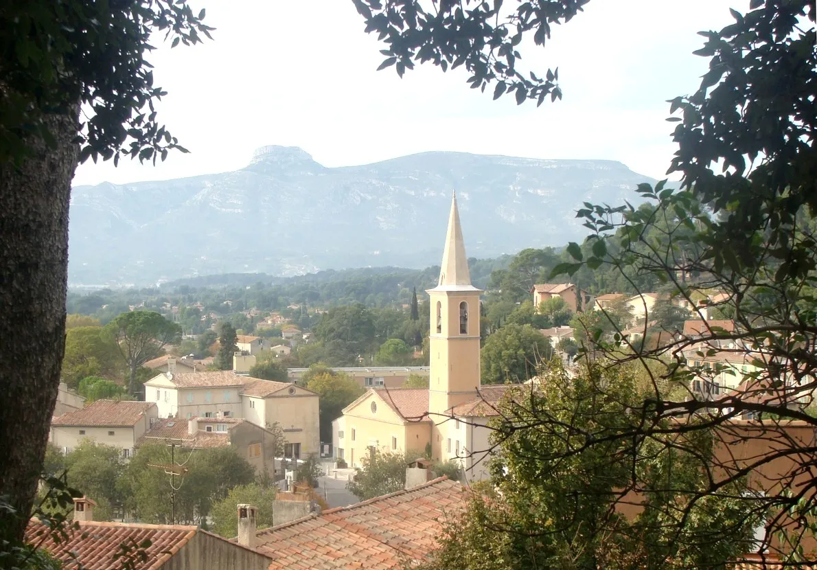 Photo showing: Le bourg de Gémenos et le massif du Garlaban.