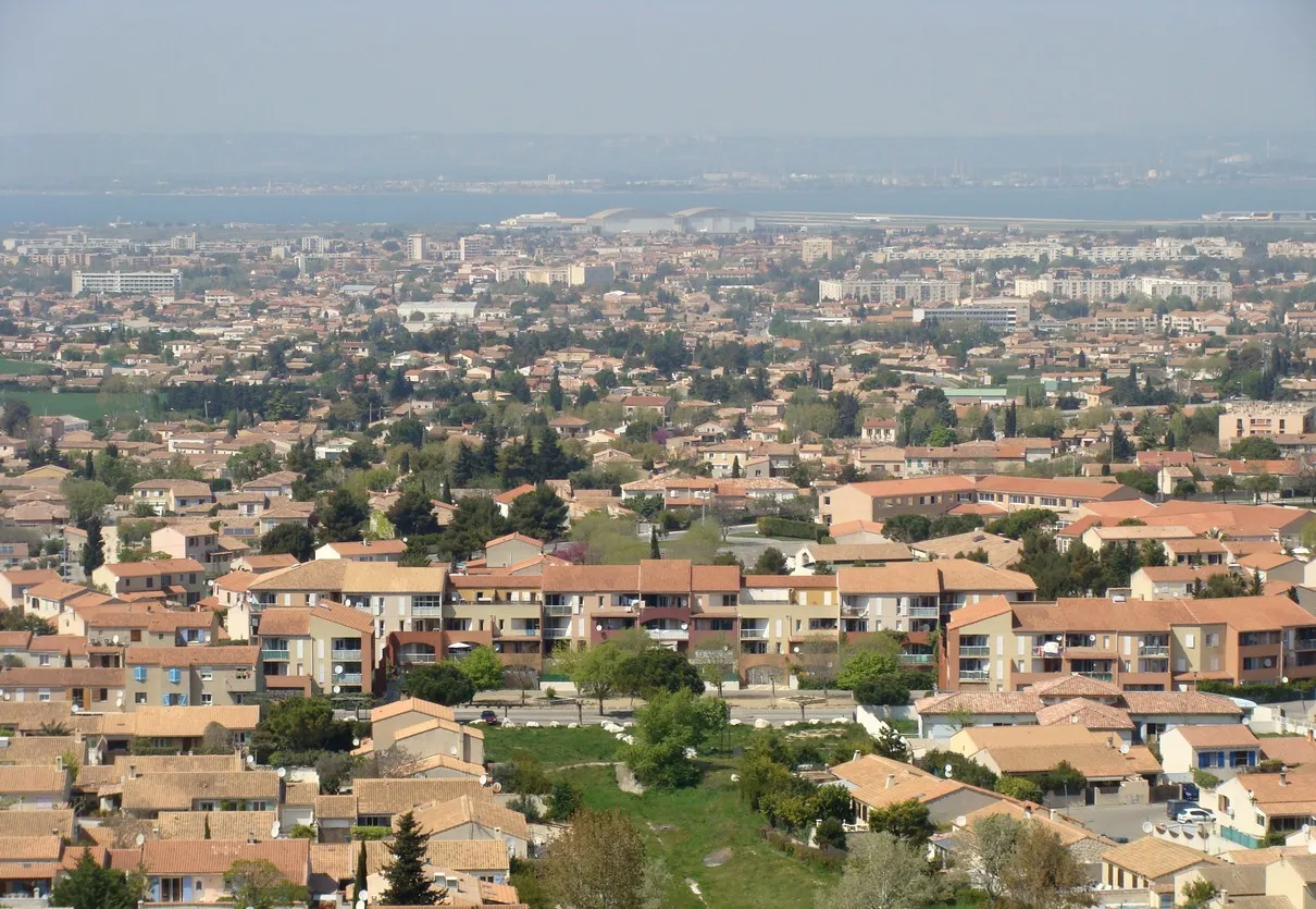 Photo showing: Gignac-la-Nerthe (quartier de Laure), Marignane et l'étang de Berre, vus de la colline de Saint-Michel de Gignac.