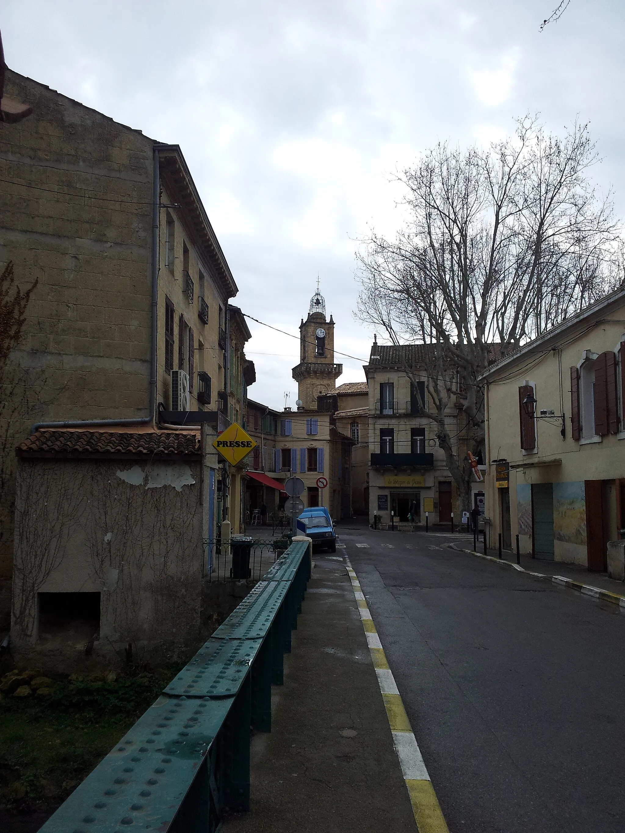 Photo showing: Clocher de l'église de Grans (Bouches-du-Rhône) vu depuis la Pl. Jean-Jaurès de Grans