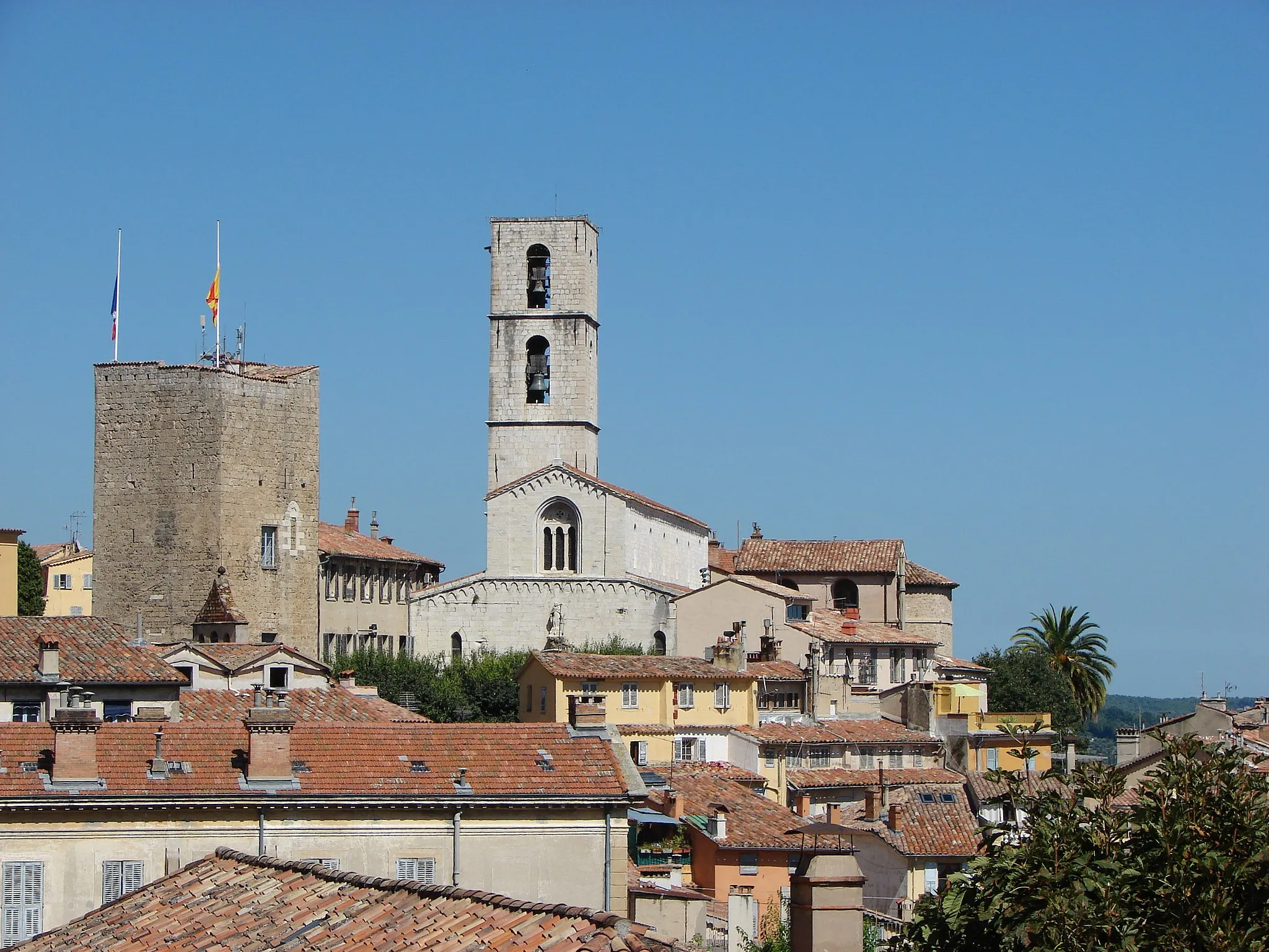 Photo showing: Vue de la vieille ville de Grasse avec son Donjon et sa cathédrale