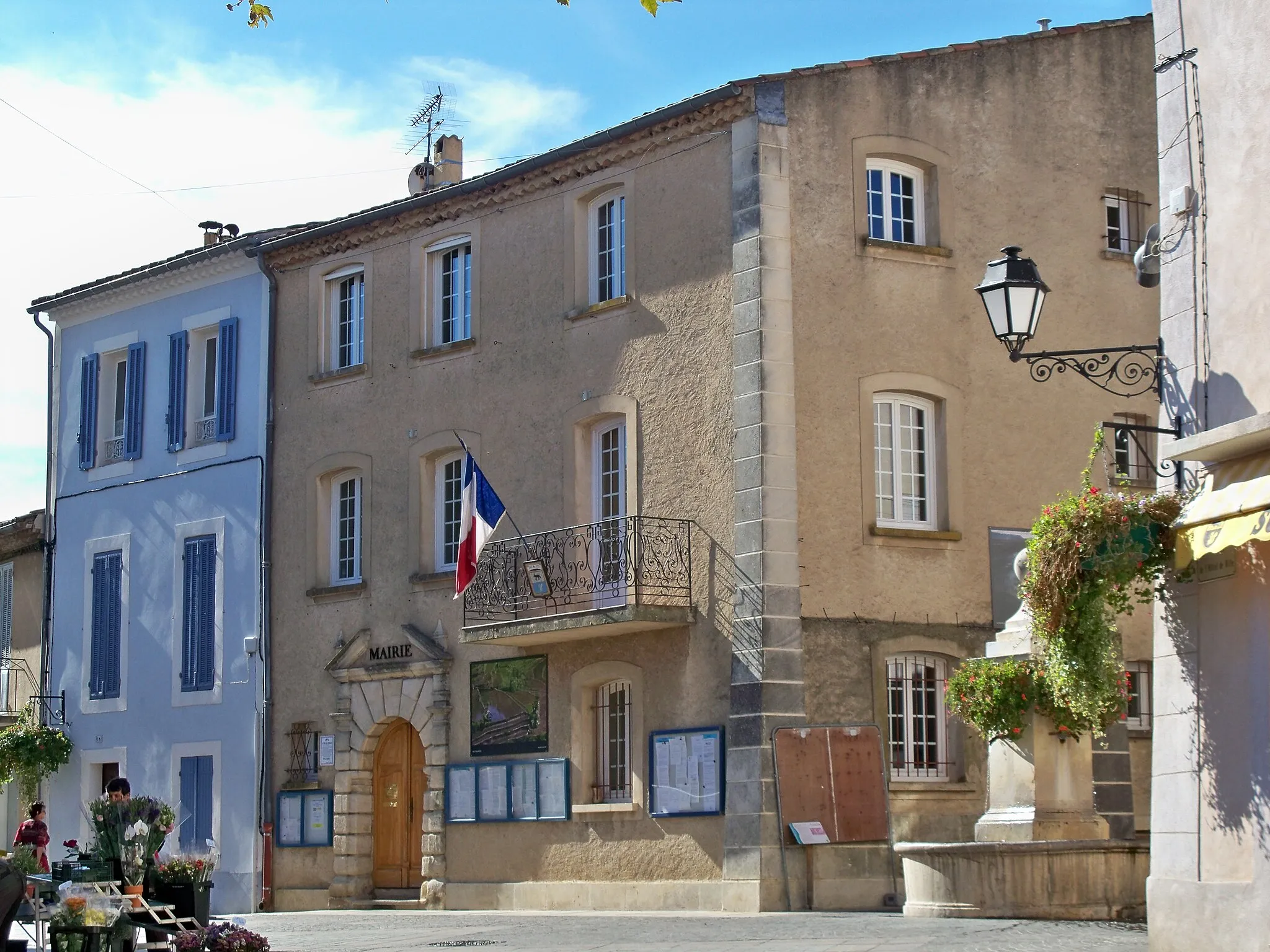 Photo showing: Gréoux town hall