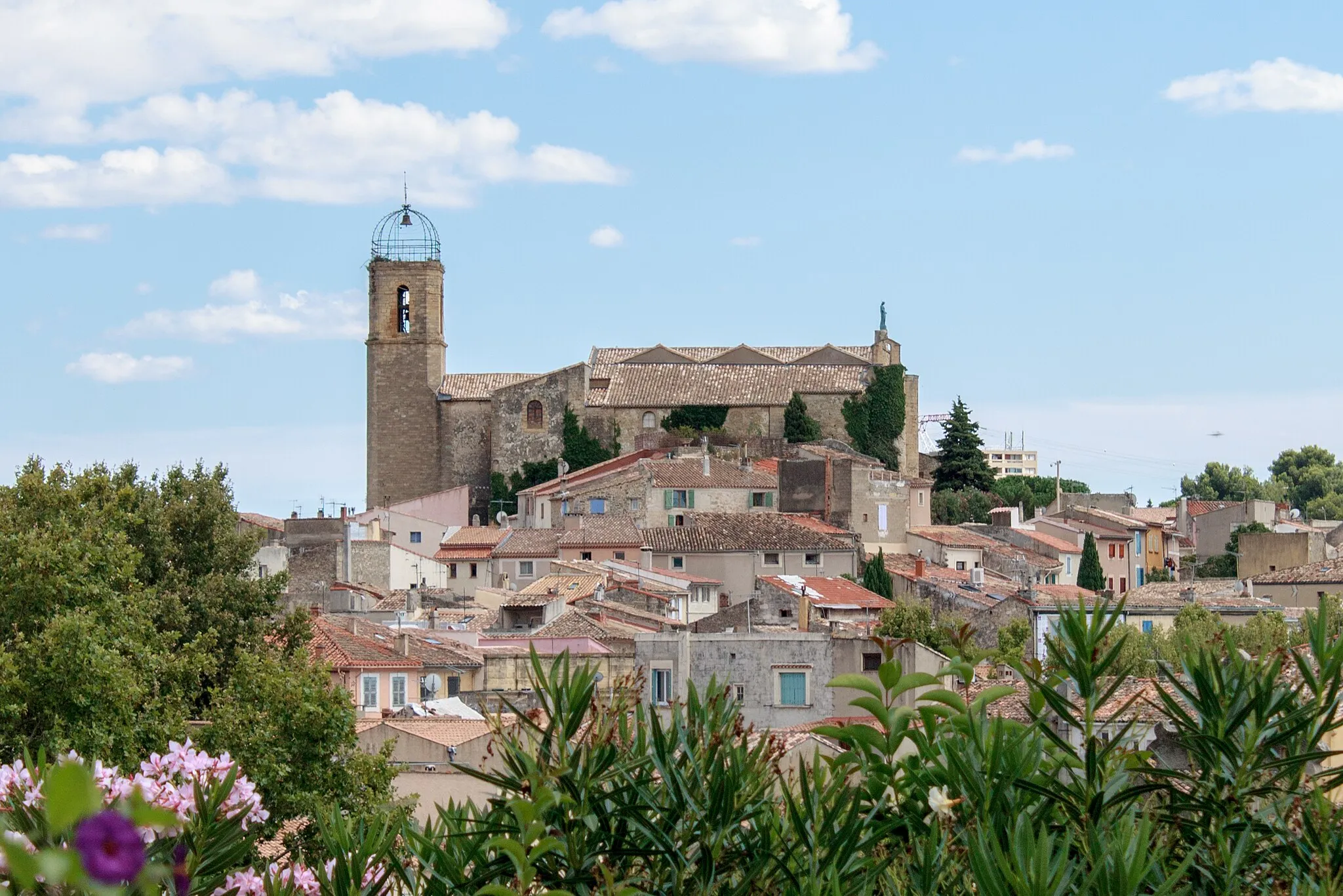 Photo showing: Vue générale du centre historique de la ville d'Istres.