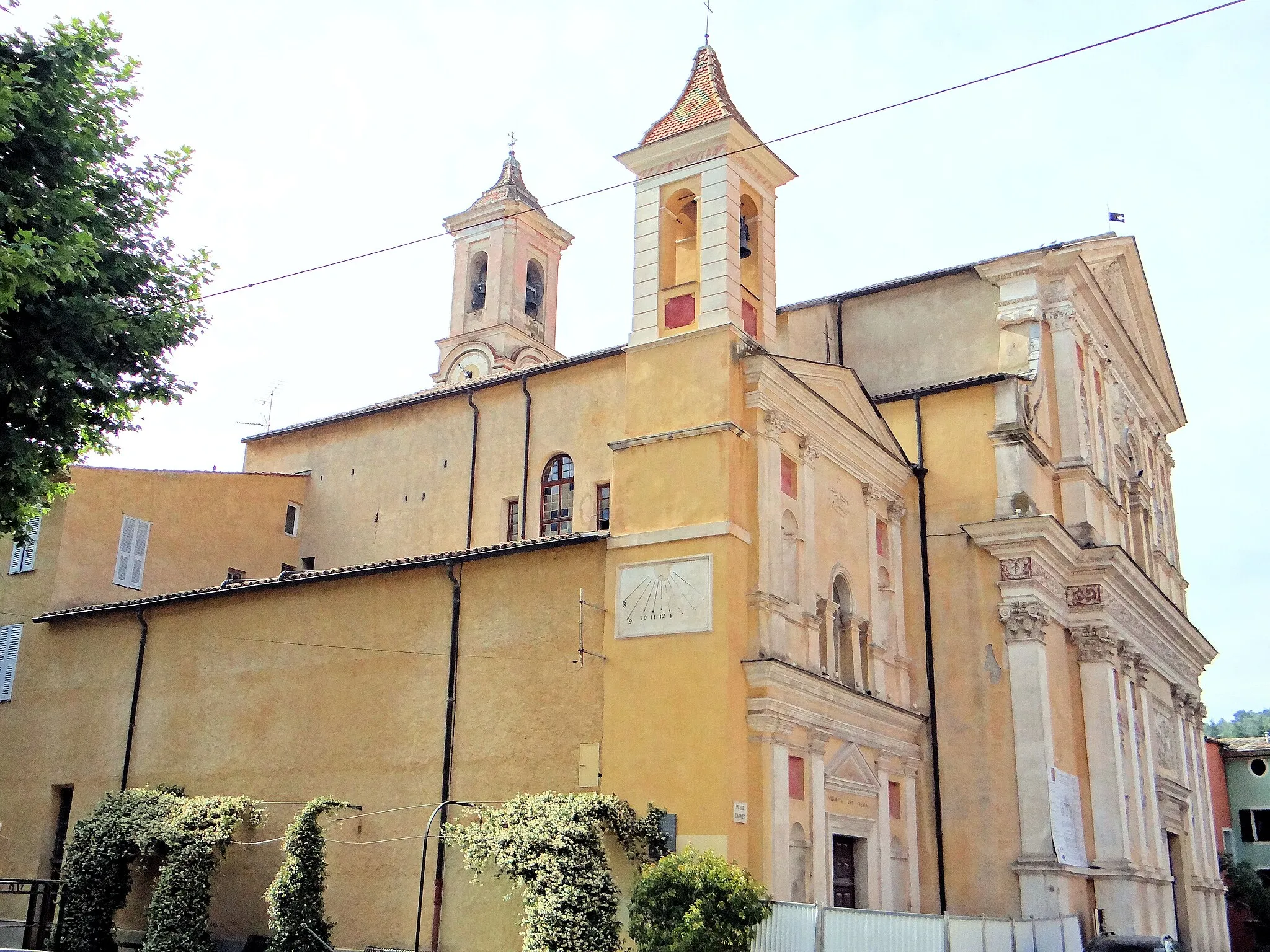 Photo showing: L'Escarène - Église Saint-Pierre-ès-Liens - Ensemble avec la chapelle des Pénitents noirs