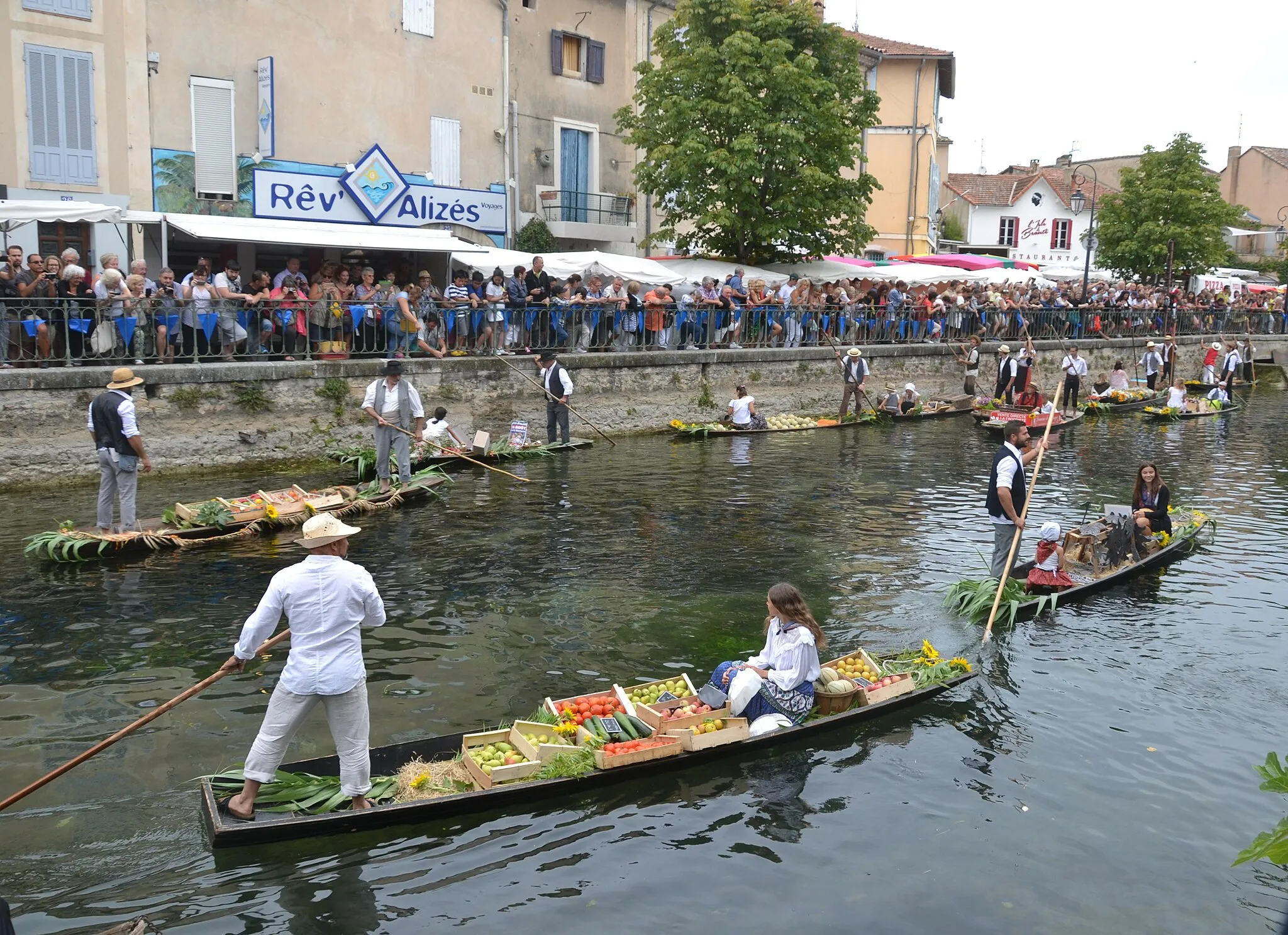 Photo showing: Marché flottant à L'Isle sur la Sorgue, sur des Négo-chins. Les vendeurs sont habillés en costume provencal