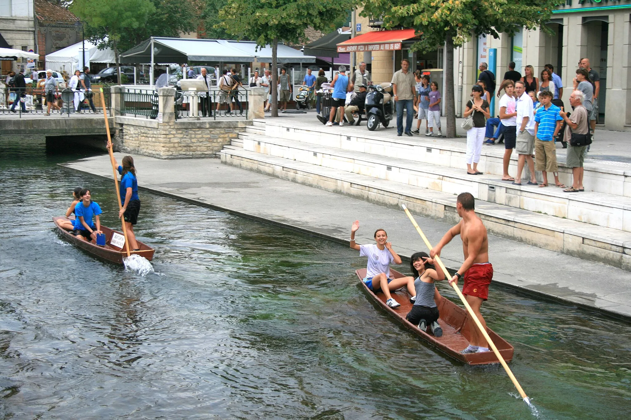 Photo showing: L'Isle-sur-la-Sorgue. Nego-chin : barque à fond plat