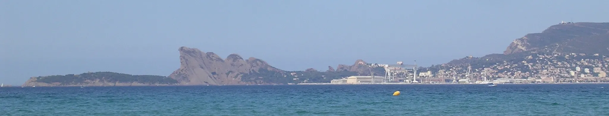 Photo showing: France, Bouches-du-Rhones, La Ciotat.
vue de La Ciotat avec l'Ile Verte, le Bec de l'Aigle, le Sémaphore, le chantier naval et la ville.

Photo prise en Aout 2006 depuis l'extrémité Ouest de la plage des Lecques (Saint-Cyr sur Mer, Var).