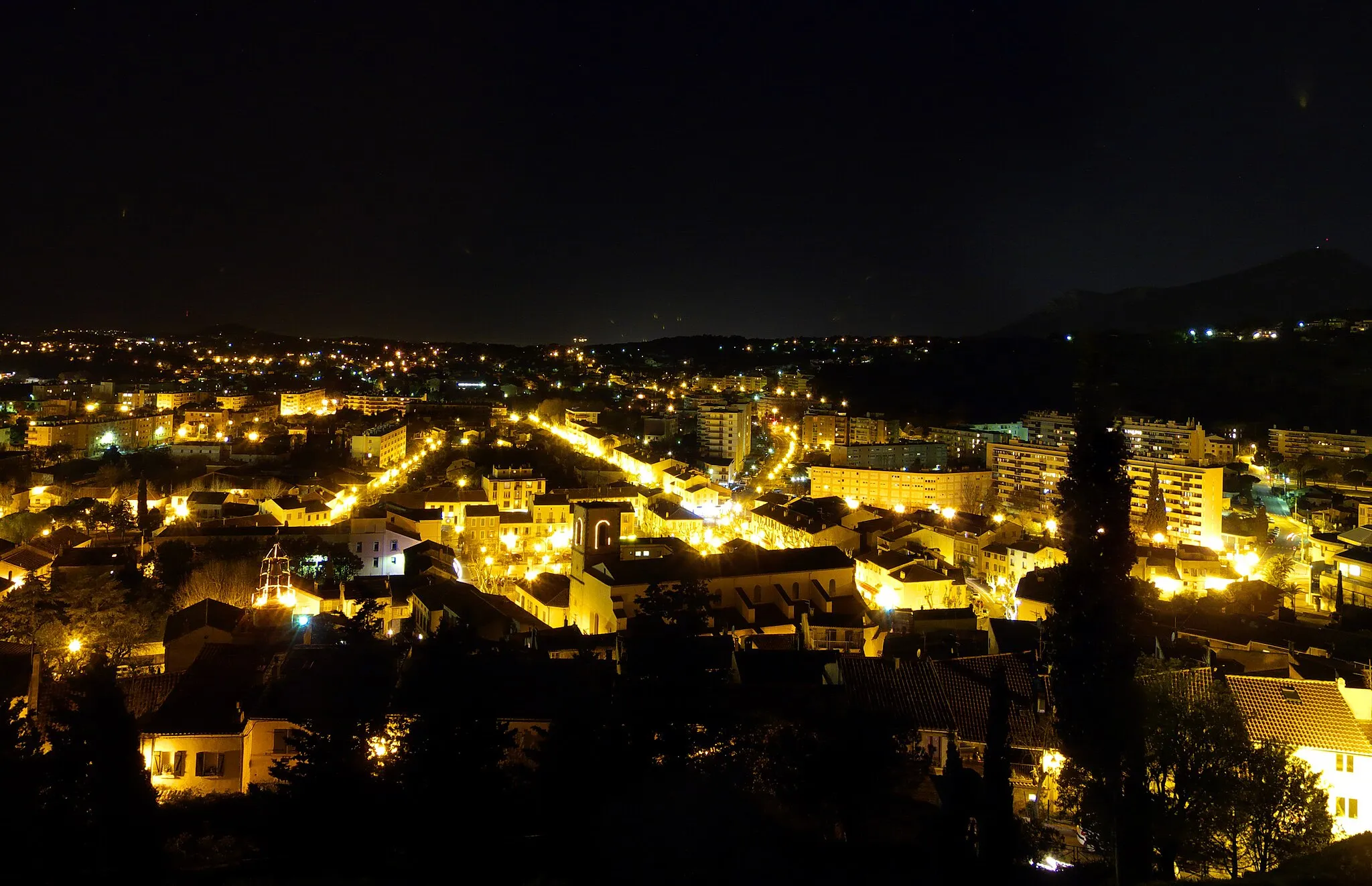 Photo showing: Night view of La Garde, Var