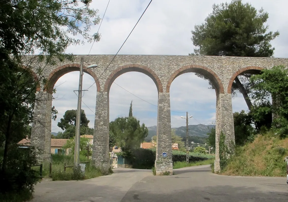 Photo showing: L'aqueduc de la Candolle et la traverse des Arcades.