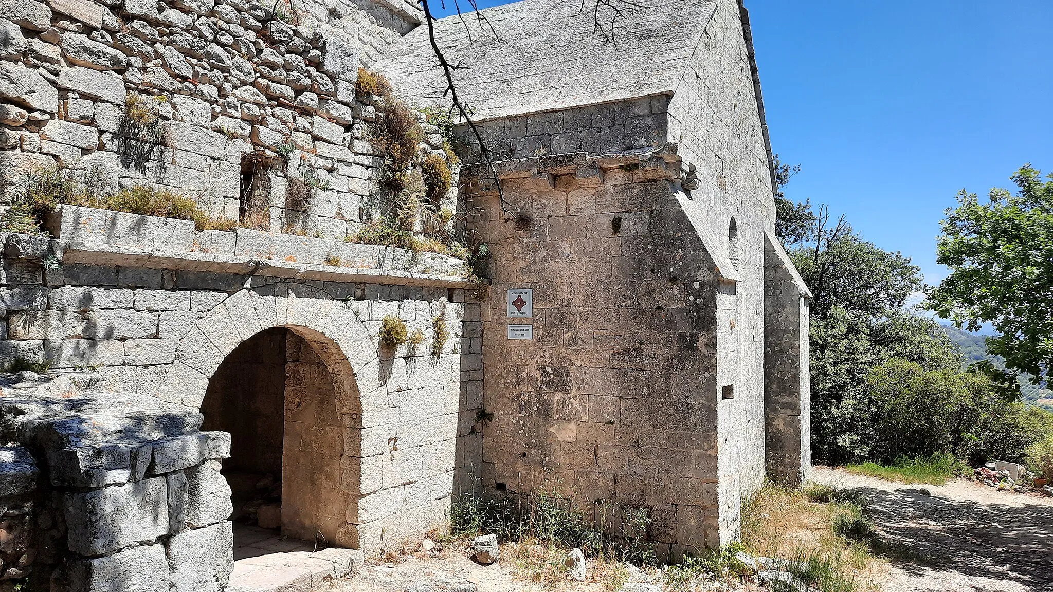 Photo showing: Chapelle romane Sainte-Anne-de-Goiron (XIe siècle) sur les hauteurs de Lambesc