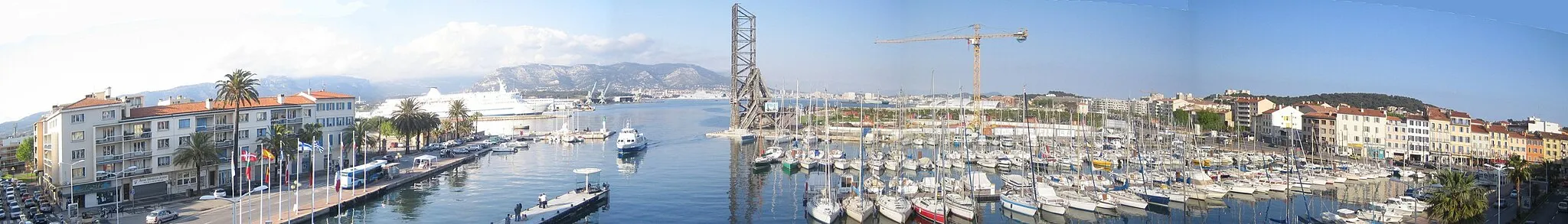 Photo showing: vue panoramique du port de La Seyne-sur-Mer (Var) et de son pont levant emblématique et inscrit M.H..